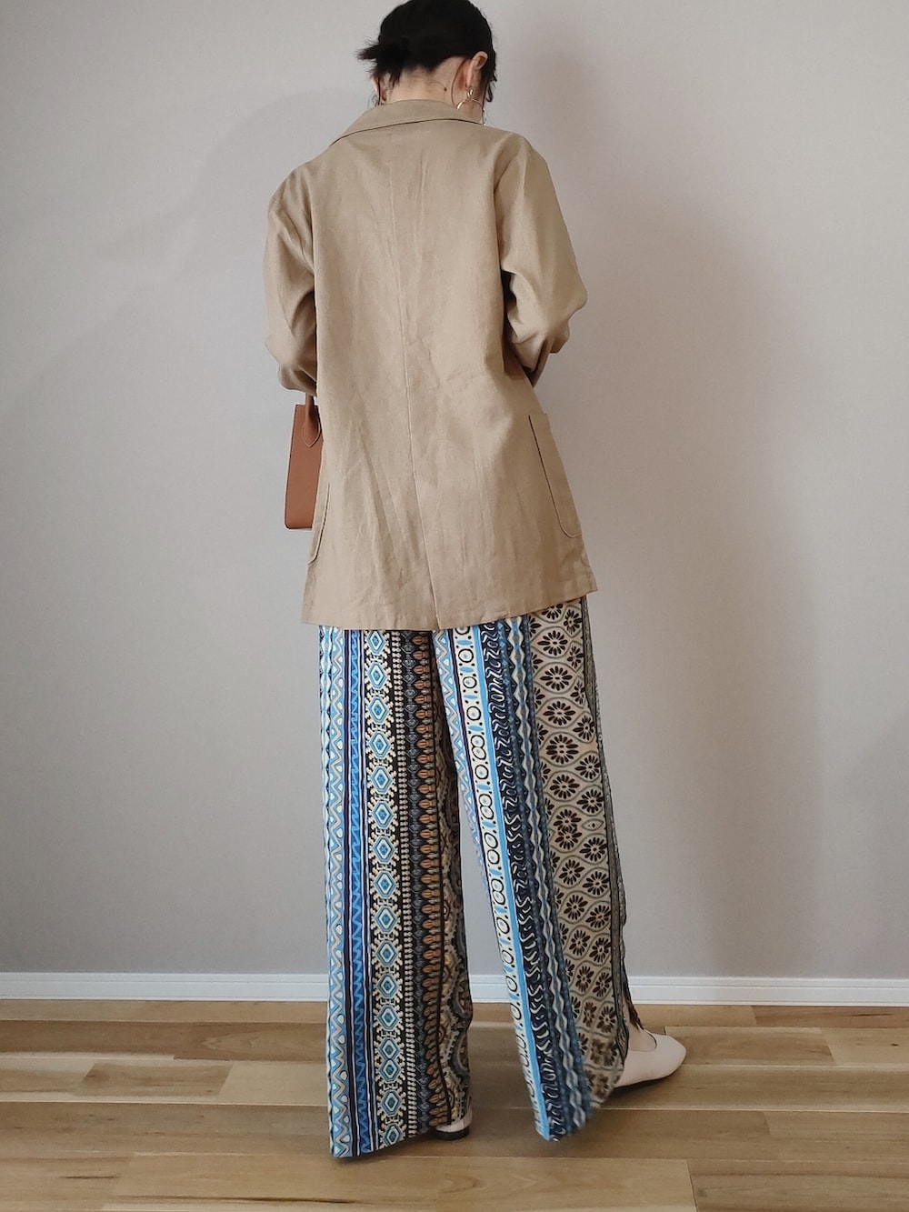 ブルー系のその他パンツ、ブラウン系のセットアップ、ホワイト系のシャツ/ブラウスを着用したレディースの春コーディネートの3枚目の写真