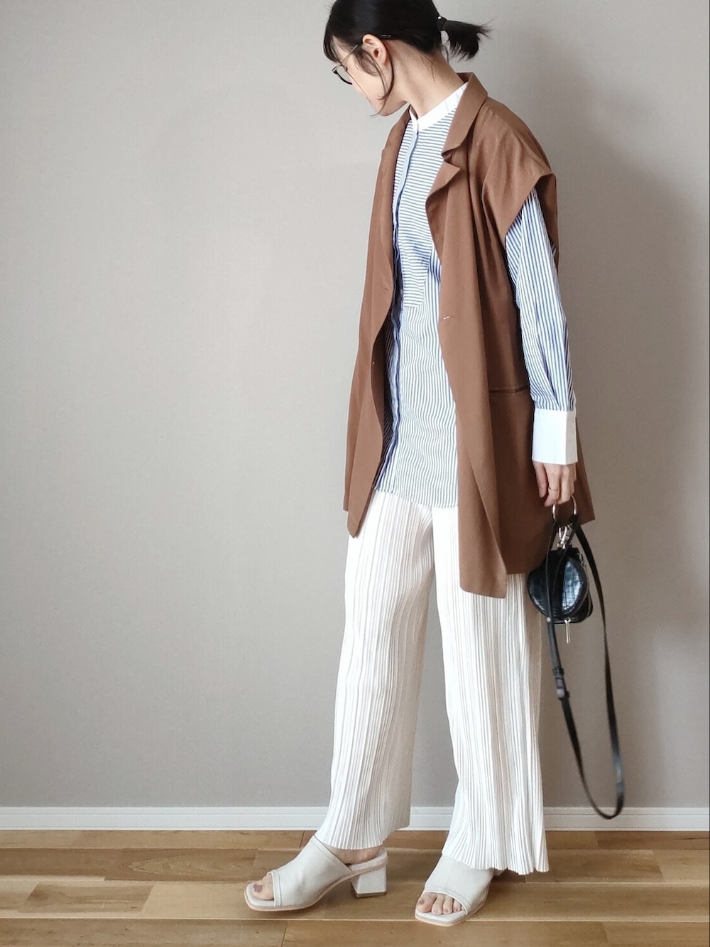 ホワイト系のその他パンツ、ブルー系のシャツ/ブラウス、ブラウン系のベストを着用したレディースの夏コーディネートの2枚目の写真