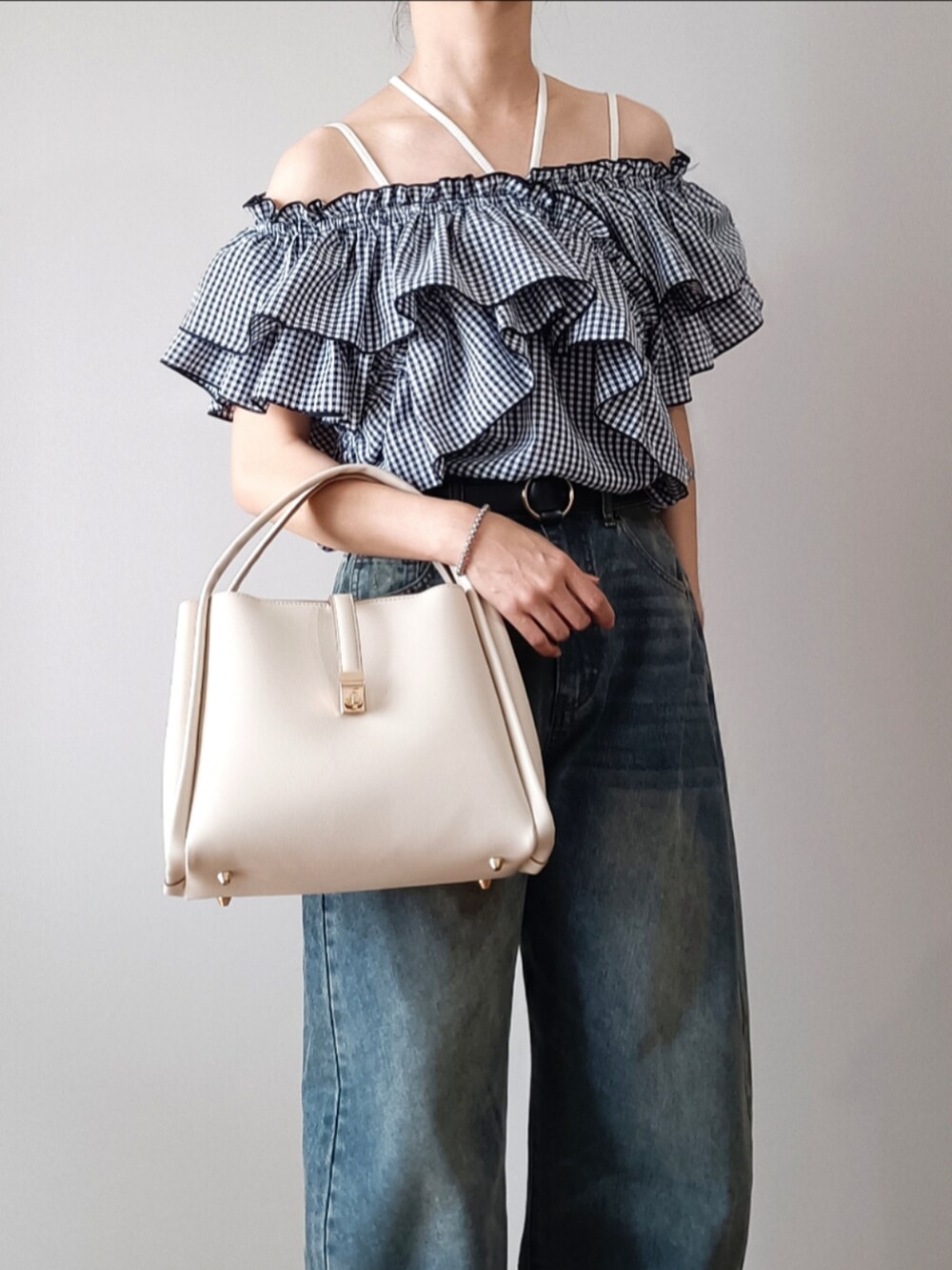 ブルー系のデニムパンツ、ホワイト系のトートバッグ、ブラック系のバレエシューズを着用したレディースの春コーディネートの4枚目の写真