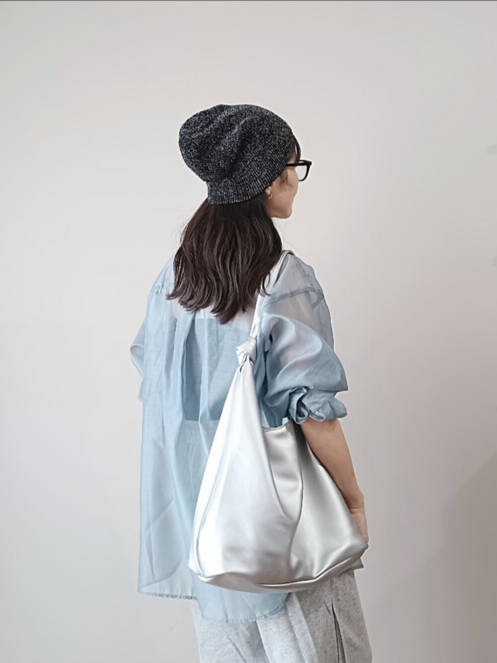 シルバー系のトートバッグ、グレー系のスウェットパンツ、ブルー系のシャツ/ブラウスを着用したレディースの夏コーディネートの4枚目の写真