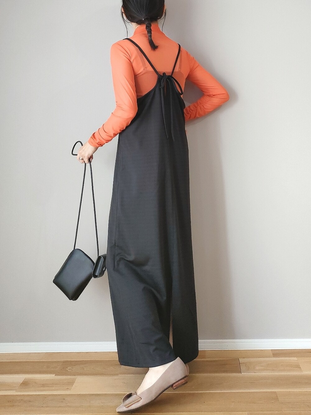 ベージュ系のパンプス、オレンジ系のTシャツ/カットソー、ブラック系のショルダーバッグを着用したレディースの秋コーディネートの4枚目の写真