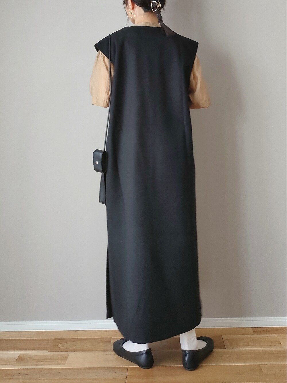 ブラック系のワンピース、ベージュ系のシャツ/ブラウス、ブラック系のショルダーバッグを着用したレディースの秋コーディネートの4枚目の写真