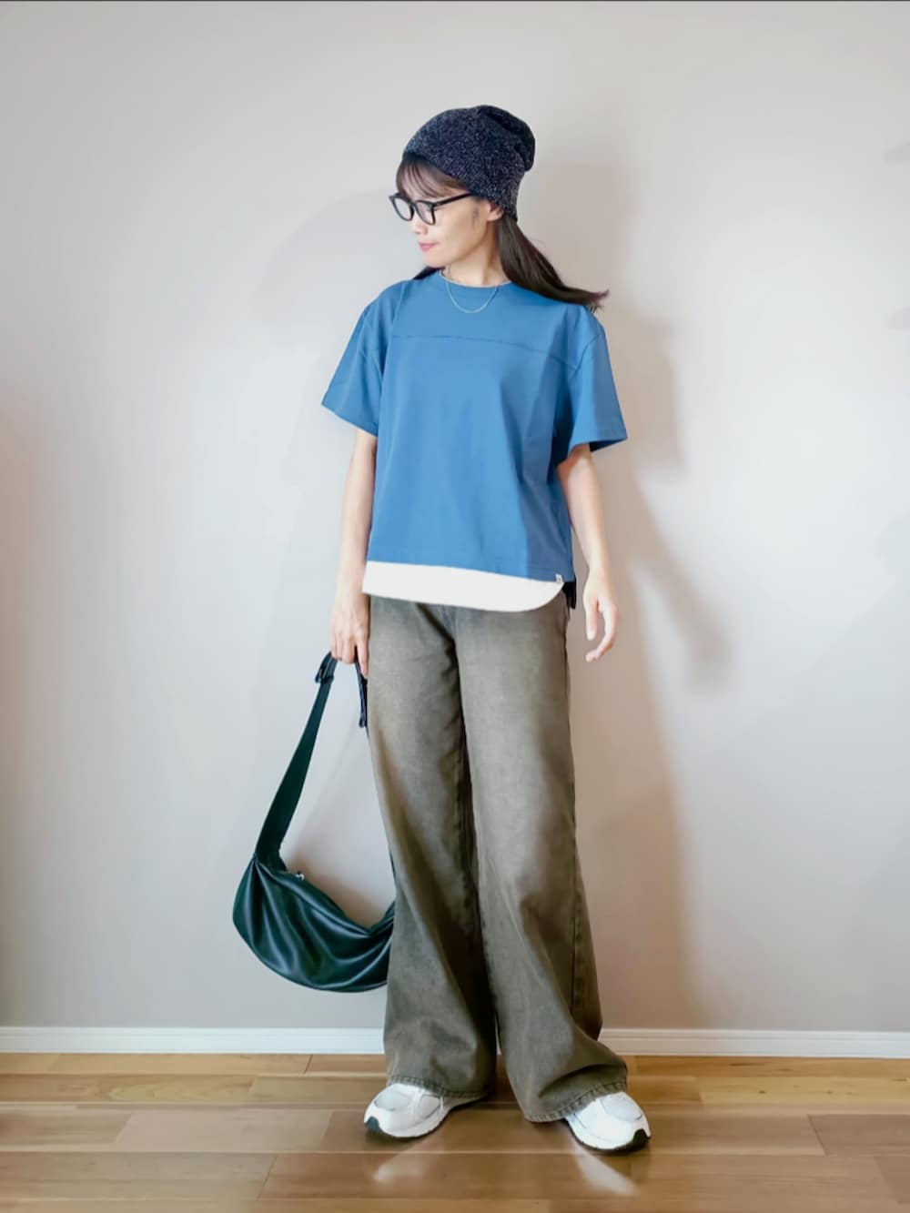 ブルー系のTシャツ/カットソー、ブラック系のデニムパンツ、ブラック系のショルダーバッグを着用したレディースの夏コーディネートの2枚目の写真