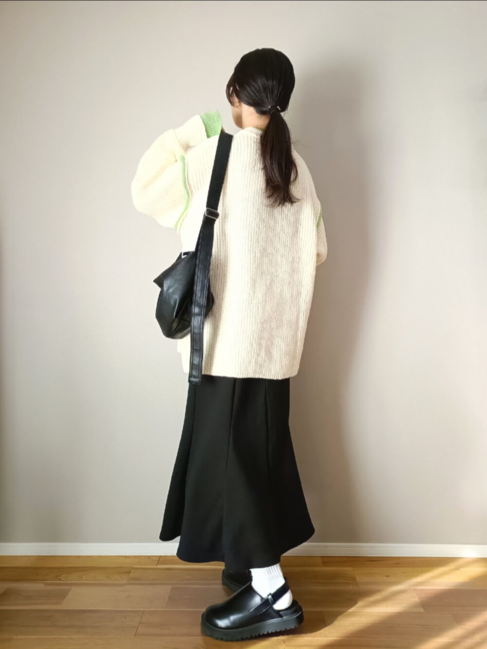ホワイト系のニット/セーター、ブラック系のショルダーバッグ、ブラック系のシューズを着用したレディースの秋コーディネートの3枚目の写真