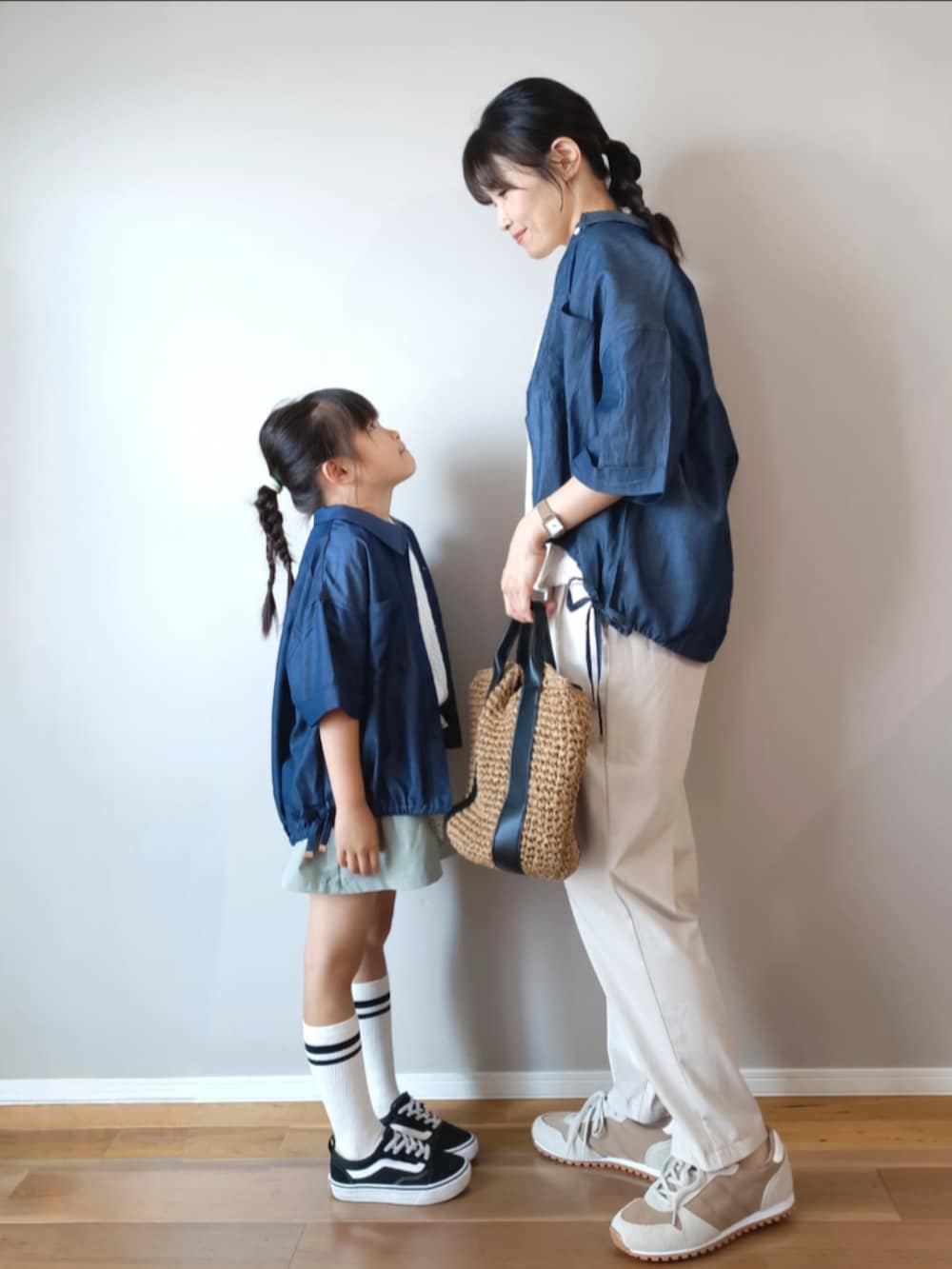 ブルー系のシャツ/ブラウス、ホワイト系のTシャツ/カットソー、グリーン系のその他パンツを着用したレディースの春コーディネートの2枚目の写真