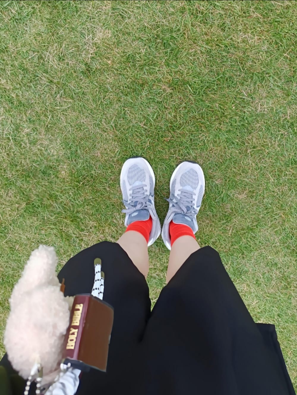 ブラック系のシャツ/ブラウス、ホワイト系のTシャツ/カットソー、ブラック系のパンツを着用したレディースの秋コーディネートの3枚目の写真