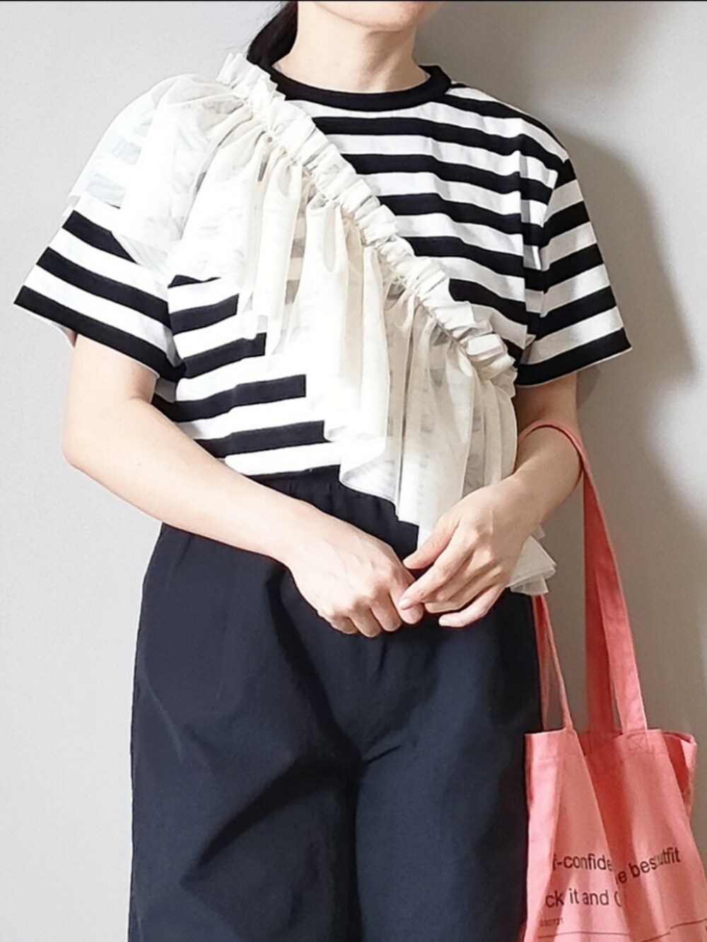 ブラック系のTシャツ/カットソー、ブラック系のカーゴパンツ、ホワイト系の付け襟を着用したレディースの春コーディネートの3枚目の写真