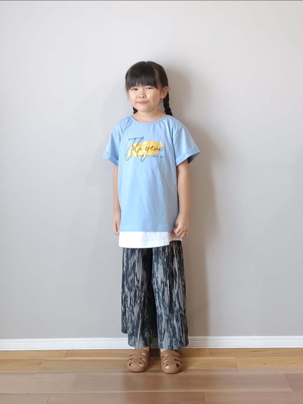 ブルー系のTシャツ/カットソー、ブラック系のトートバッグ、ベージュ系のシャツ/ブラウスを着用したレディースの夏コーディネートの3枚目の写真