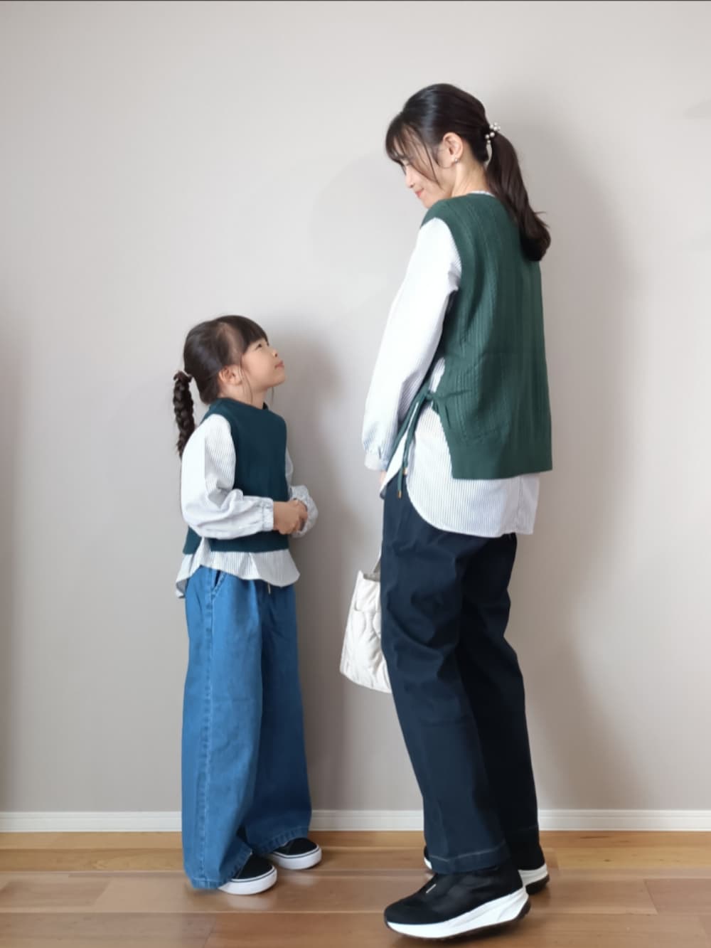 ブラウン系のブルゾン、グリーン系のシャツ/ブラウス、ブルー系のその他パンツを着用したレディースの秋コーディネートの2枚目の写真