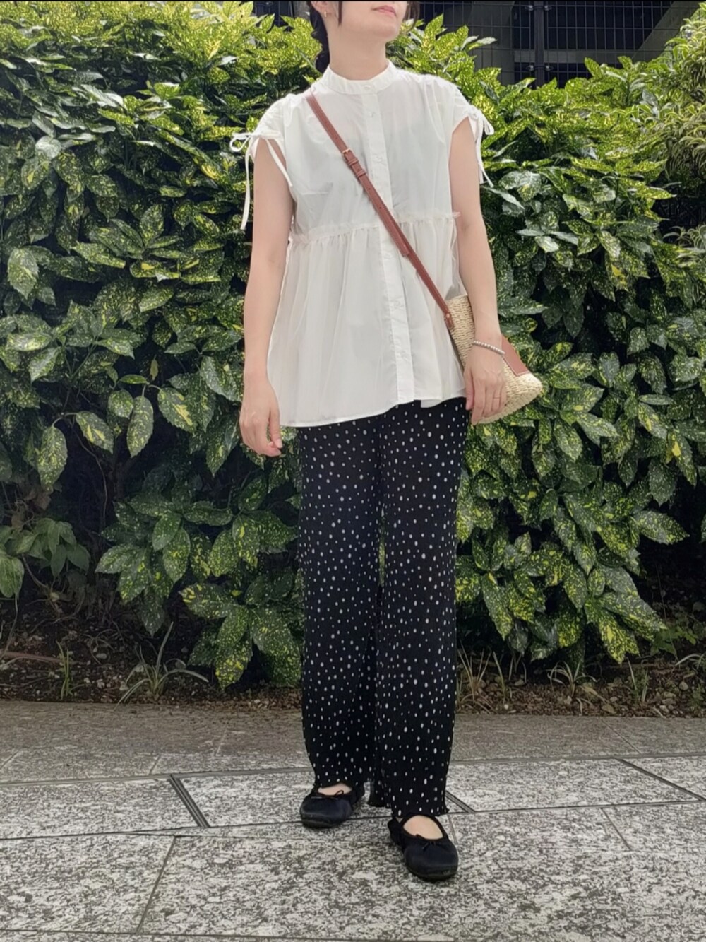 ホワイト系のシャツ/ブラウス、ブラック系のバレエシューズ、ブラウン系のかごバッグを着用したレディースの夏コーディネートの2枚目の写真