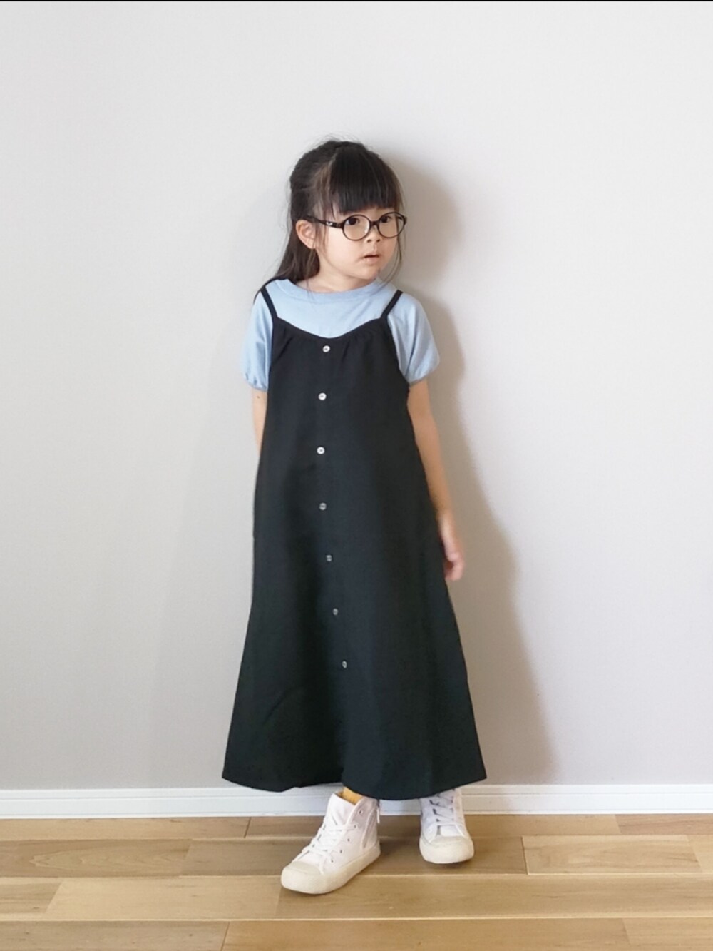 ブラック系のワンピース、ホワイト系のTシャツ/カットソー、ブラック系のベストを着用したレディースの夏コーディネートの3枚目の写真