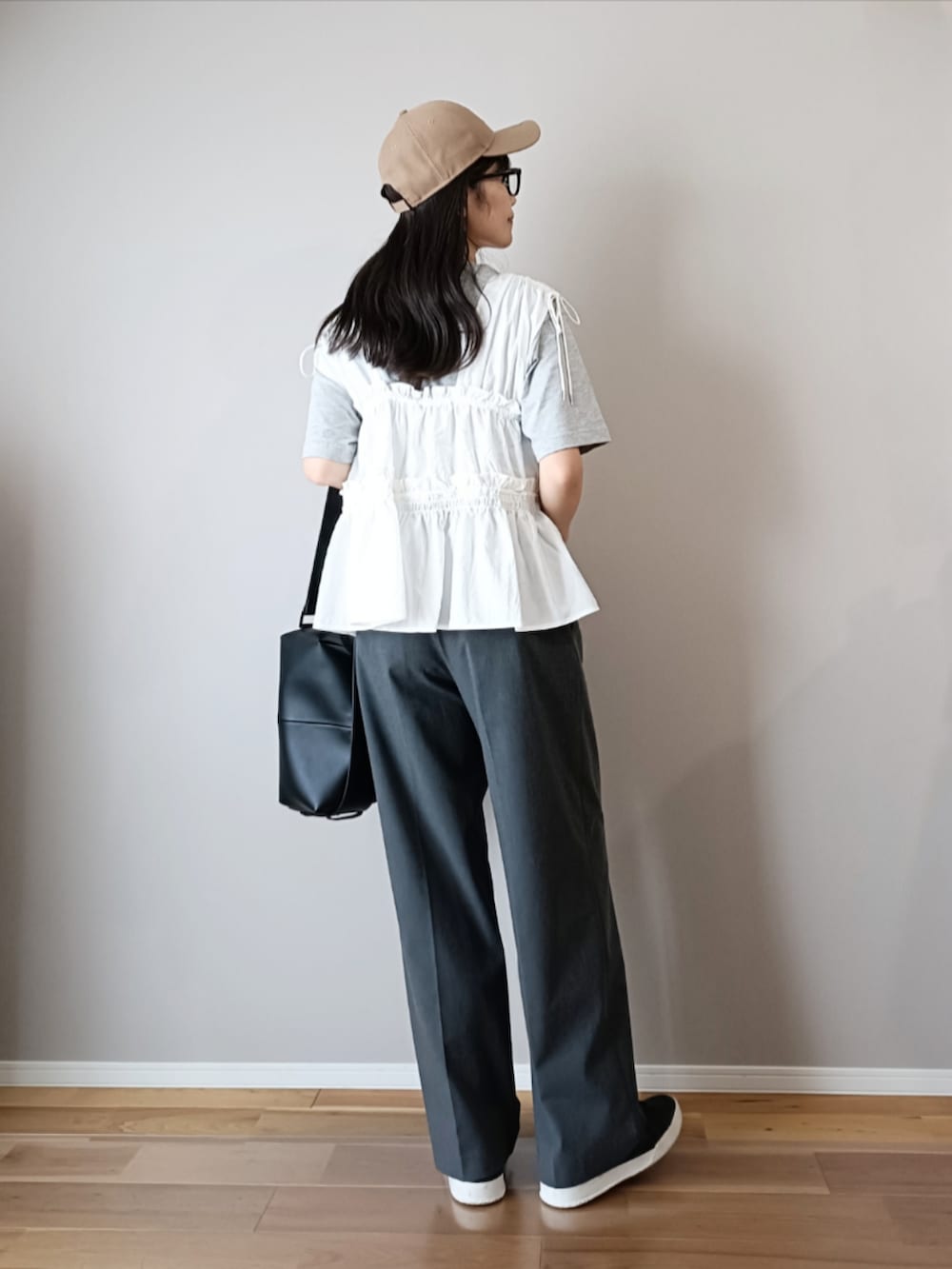 ホワイト系のシャツ/ブラウス、グレー系のTシャツ/カットソー、グレー系のパンツを着用したレディースの夏コーディネートの3枚目の写真