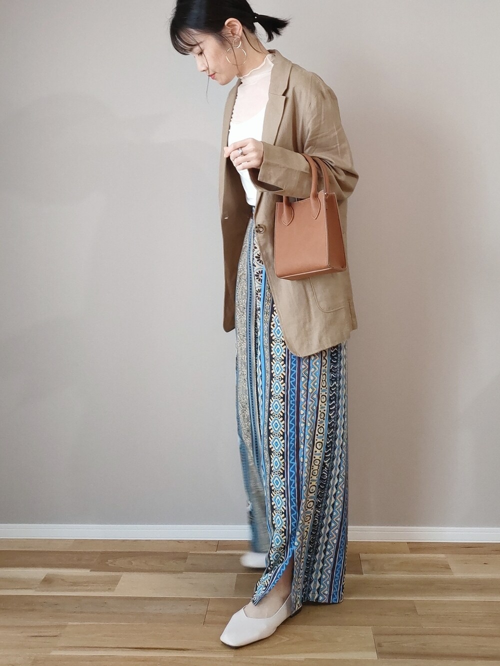 ブルー系のその他パンツ、ブラウン系のセットアップ、ホワイト系のシャツ/ブラウスを着用したレディースの春コーディネートの2枚目の写真