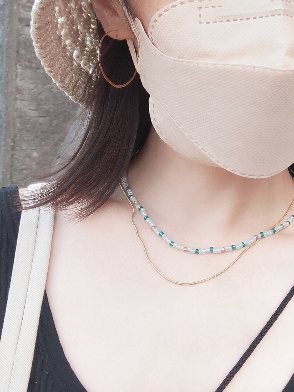 ベージュ系のサロペット/オーバーオール、ブラック系の財布、ベージュ系の帽子を着用したレディースの夏コーディネートの3枚目の写真