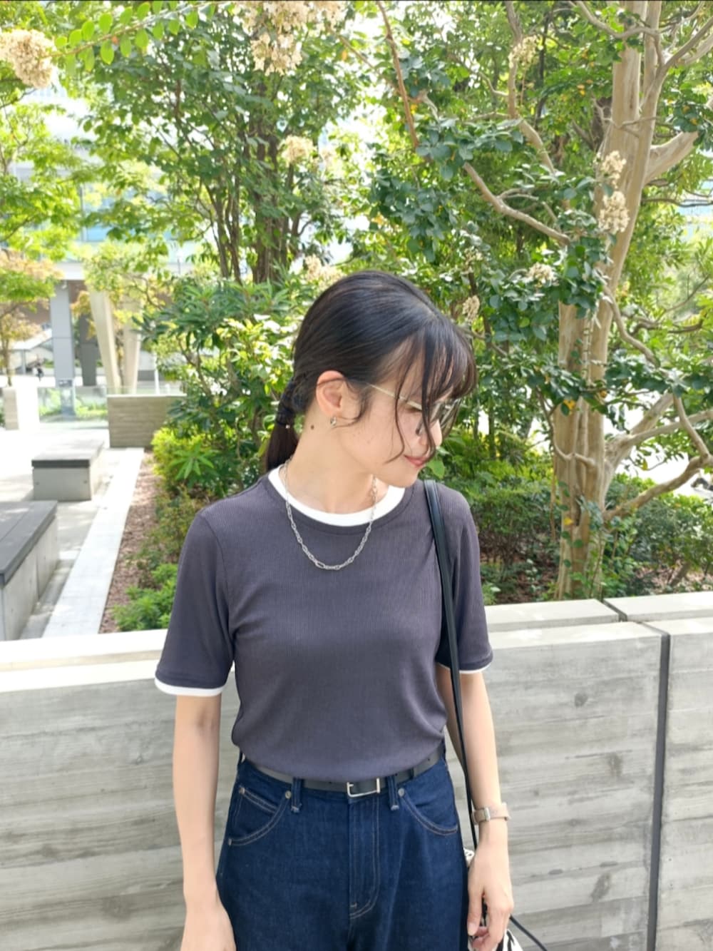 ブルー系のデニムパンツ、ブラック系のバレエシューズ、グレー系のTシャツ/カットソーを着用したレディースの秋コーディネートの2枚目の写真