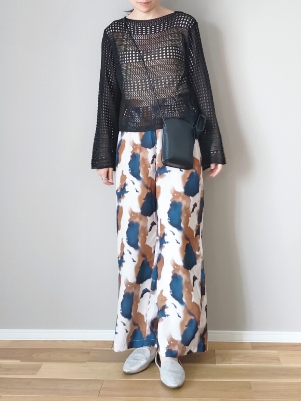 ブラック系のニット/セーター、ブラウン系のその他パンツ、ブラック系のショルダーバッグを着用したレディースの春コーディネートの2枚目の写真