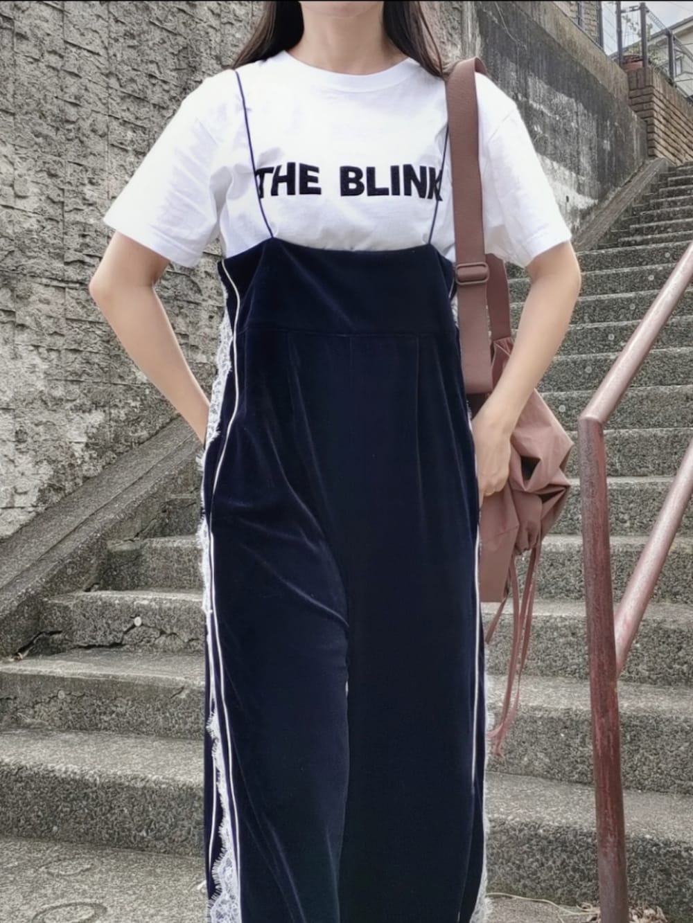 ブルー系のサロペット/オーバーオール、ホワイト系のTシャツ/カットソー、ブラック系のスニーカーを着用したレディースの秋コーディネートの2枚目の写真