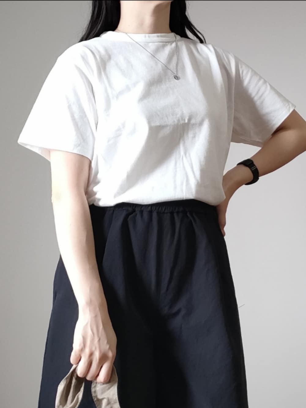 ブラック系のTシャツ/カットソー、ブラック系のカーゴパンツ、ホワイト系の付け襟を着用したレディースの春コーディネートの5枚目の写真