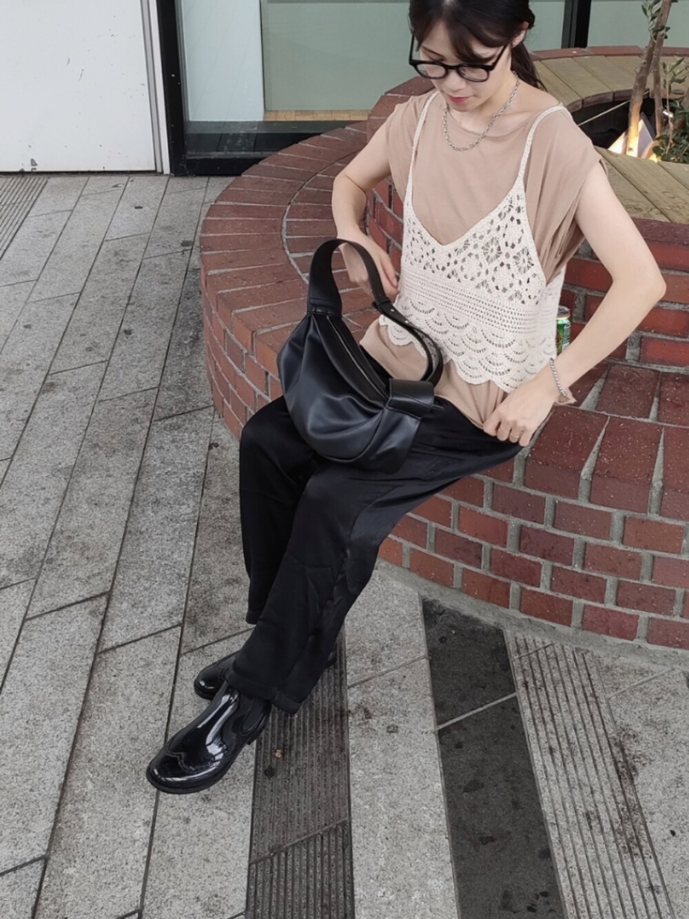 ブラック系のショルダーバッグ、ブラック系のその他パンツ、ホワイト系のシャツ/ブラウスを着用したレディースの秋コーディネートの3枚目の写真