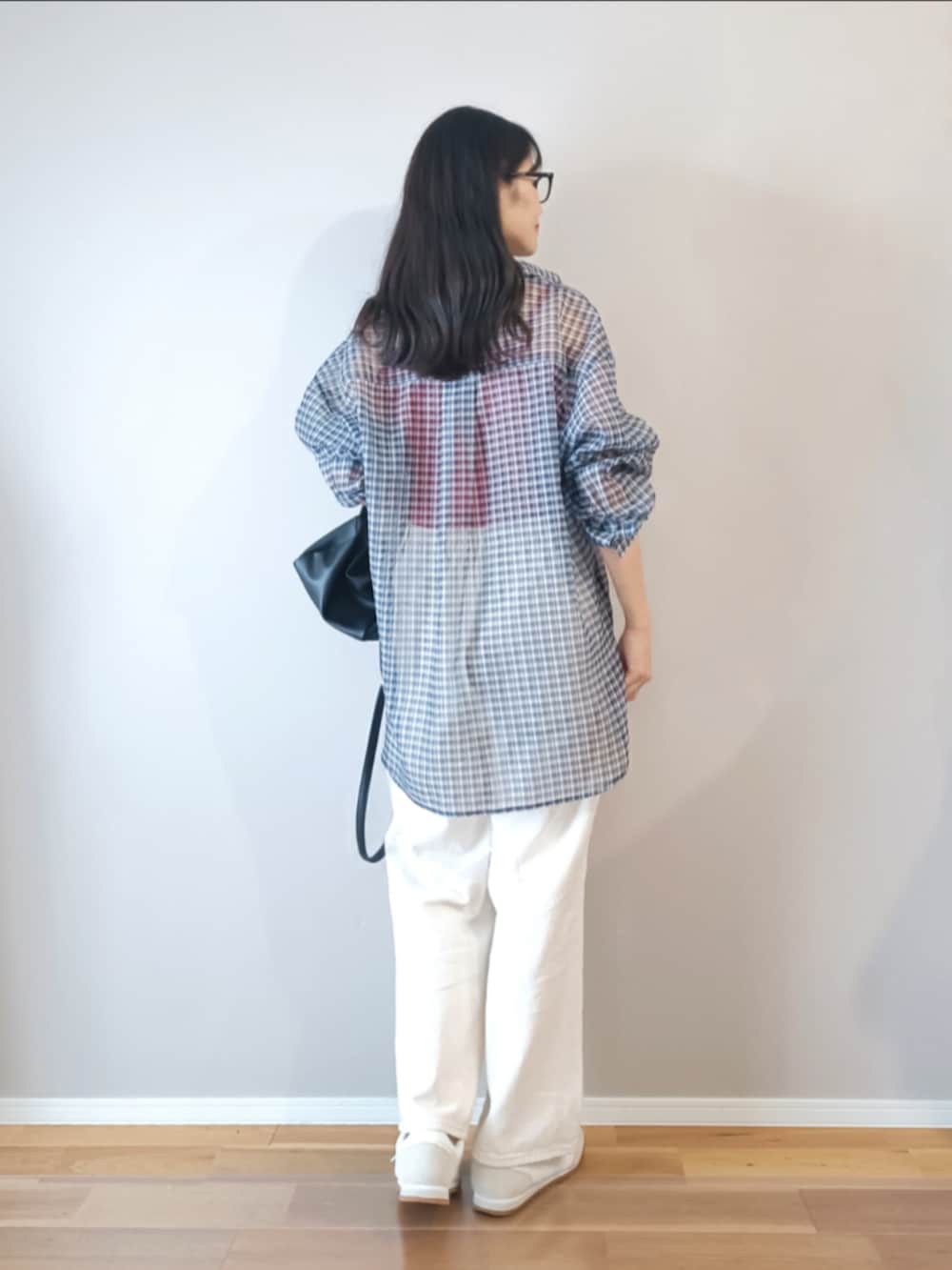 ブラック系のシャツ/ブラウス、レッド系のキャミソール、ホワイト系のパンツを着用したレディースの夏コーディネートの4枚目の写真