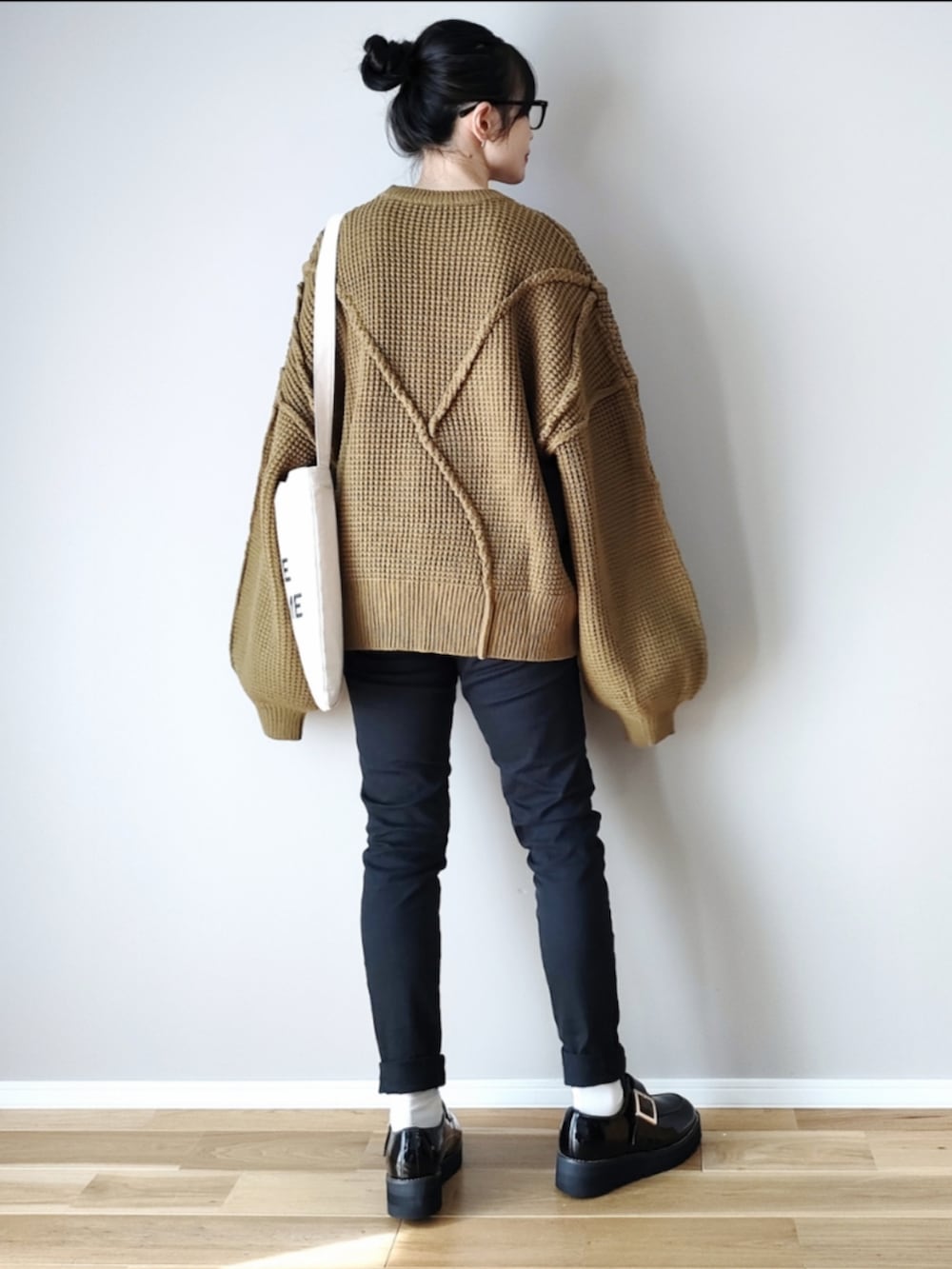 グリーン系のニット/セーター、ブラック系のローファー、ブラック系のマタニティウェア/グッズを着用したレディースの秋コーディネートの2枚目の写真