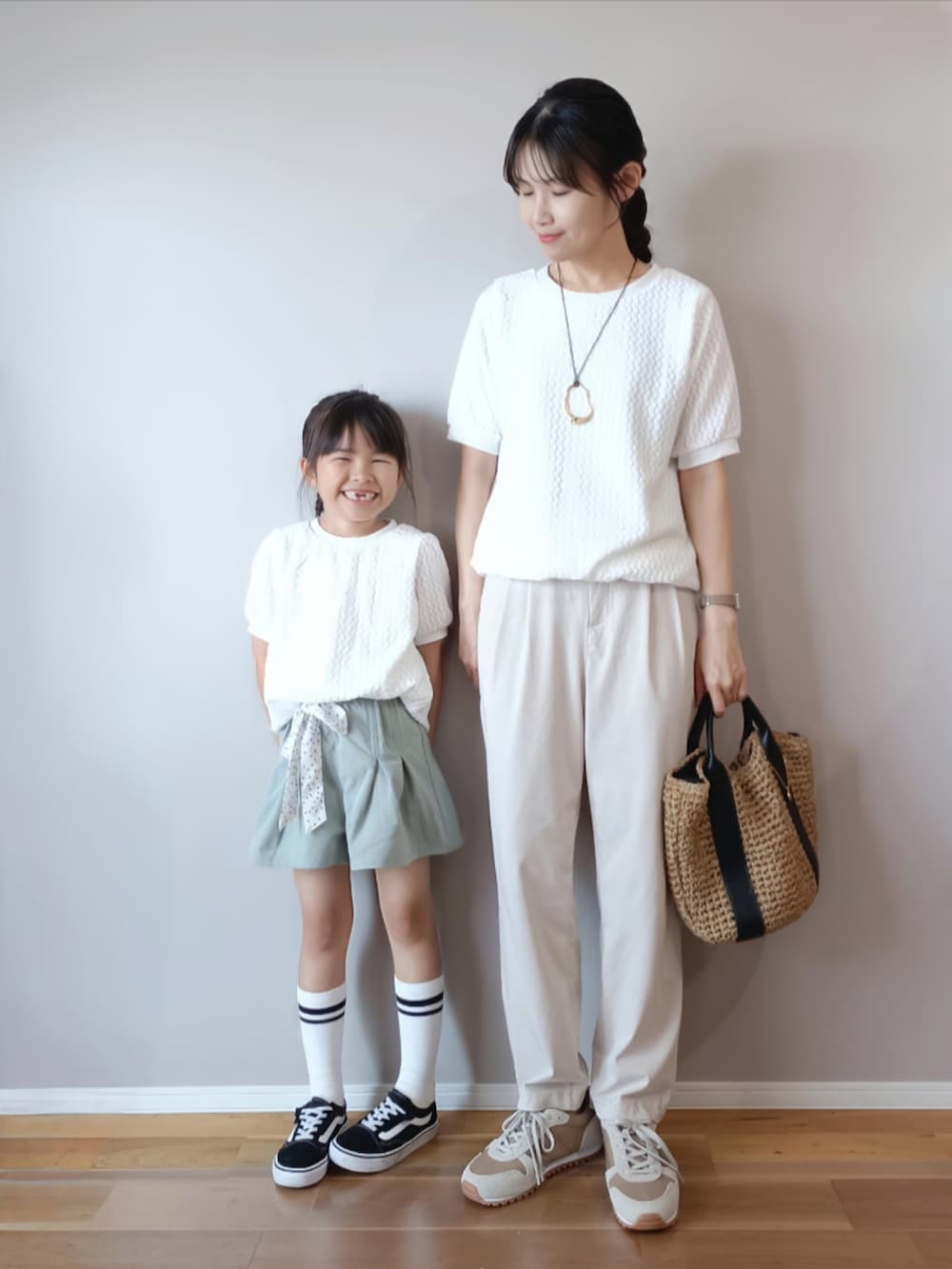 ブルー系のシャツ/ブラウス、ホワイト系のTシャツ/カットソー、グリーン系のその他パンツを着用したレディースの春コーディネートの3枚目の写真
