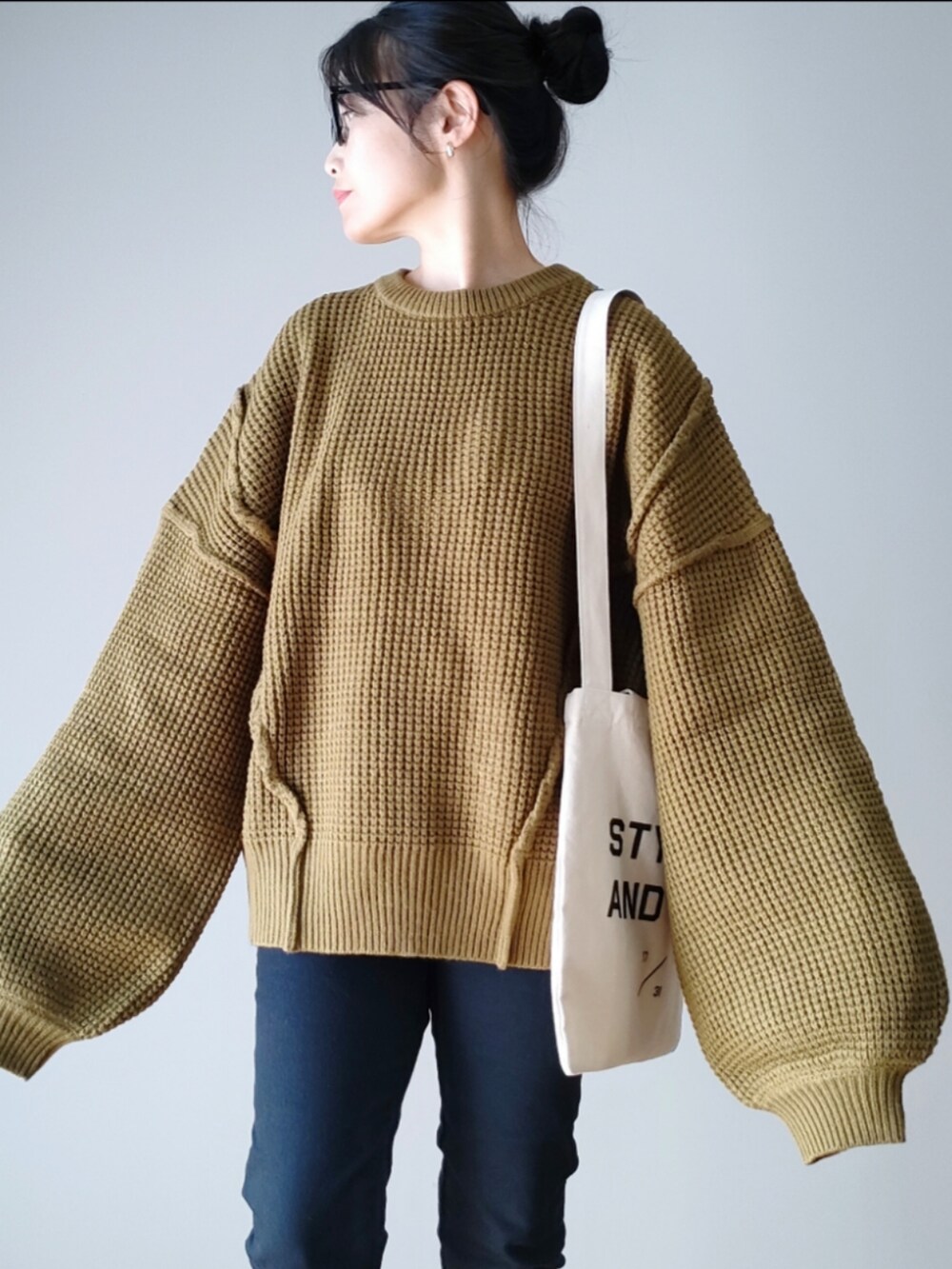 グリーン系のニット/セーター、ブラック系のローファー、ブラック系のマタニティウェア/グッズを着用したレディースの秋コーディネートの3枚目の写真