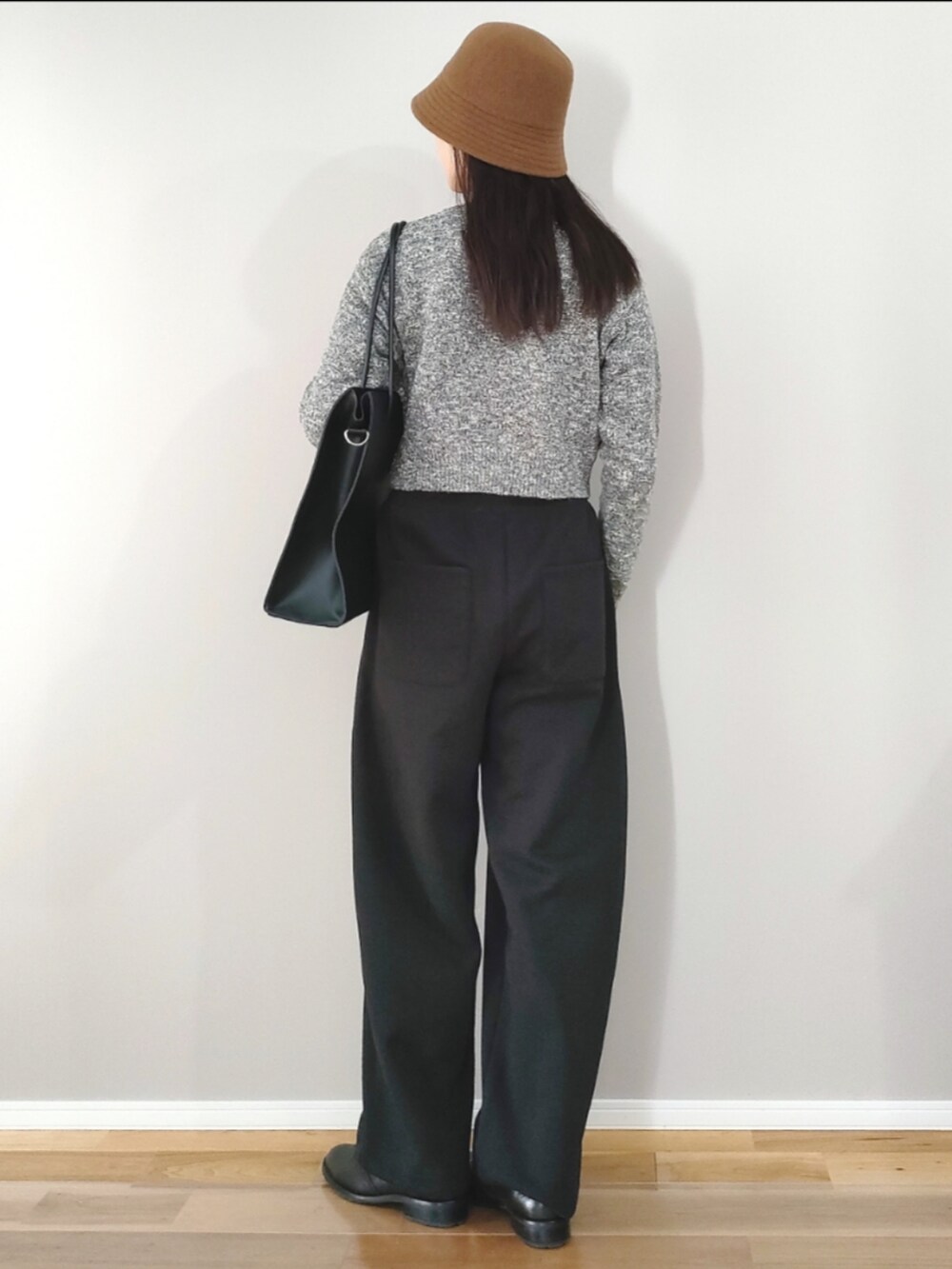 グレー系のカーディガン/ボレロ、ブラック系のローファー、ブラック系のスウェットパンツを着用したレディースの冬コーディネートの2枚目の写真