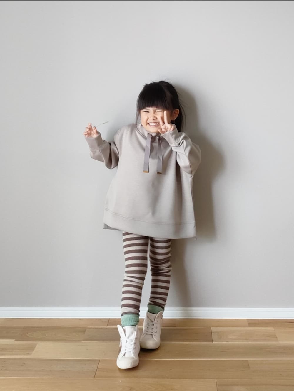 ベージュ系のスウェット、ブラック系のスウェット、ブラック系のスカートを着用したレディースの秋コーディネートの3枚目の写真