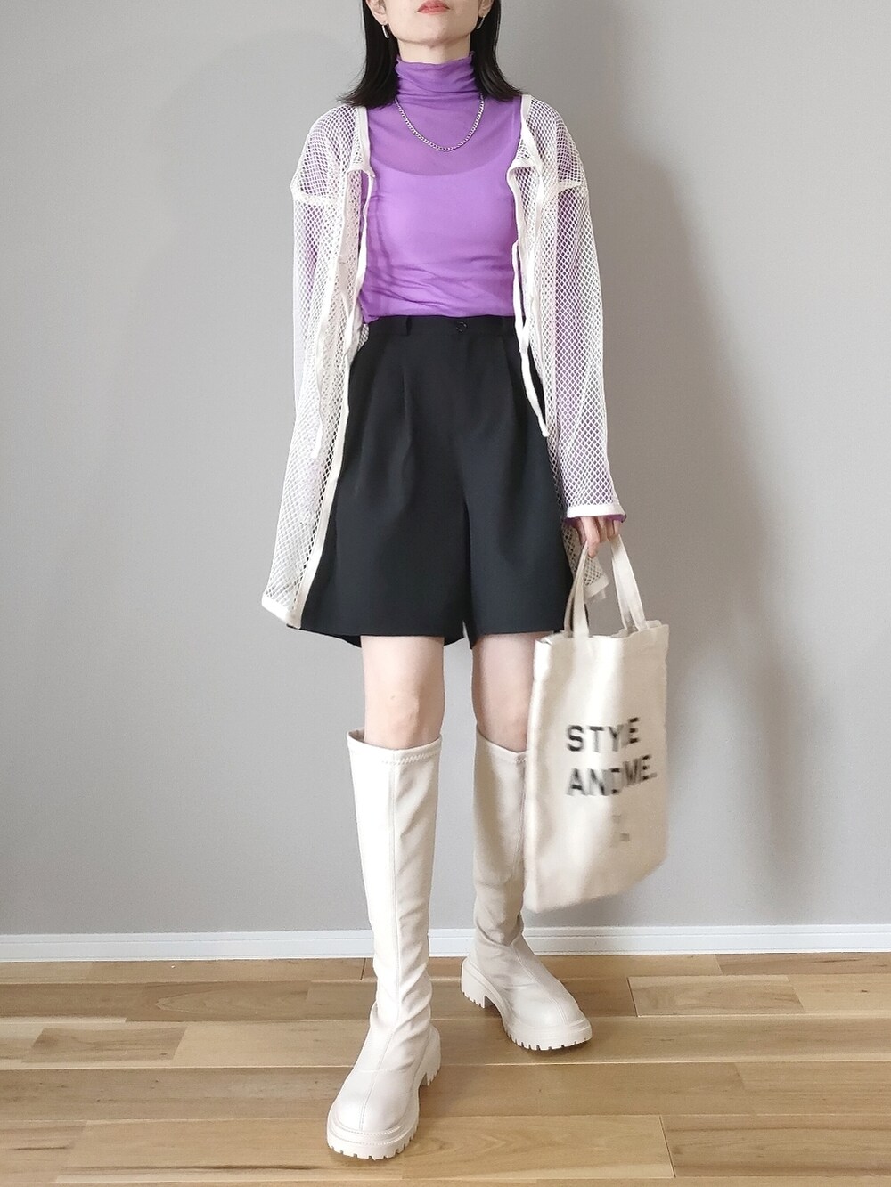 パープル系のTシャツ/カットソー、ホワイト系のブーツ、ホワイト系のTシャツ/カットソーを着用したレディースの夏コーディネートの2枚目の写真