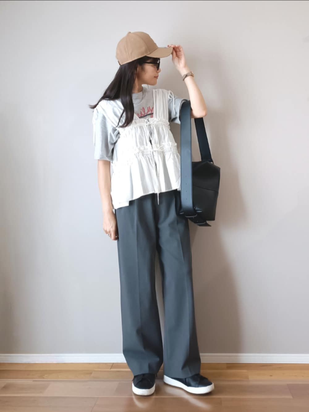 ホワイト系のシャツ/ブラウス、グレー系のTシャツ/カットソー、グレー系のパンツを着用したレディースの夏コーディネートの2枚目の写真