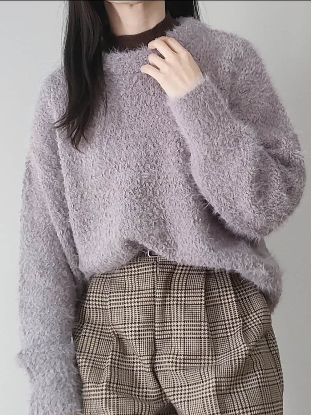 ブラウン系のニット/セーター、ブラウン系のニット/セーター、ブラウン系のパンツを着用したレディースの冬コーディネートの3枚目の写真