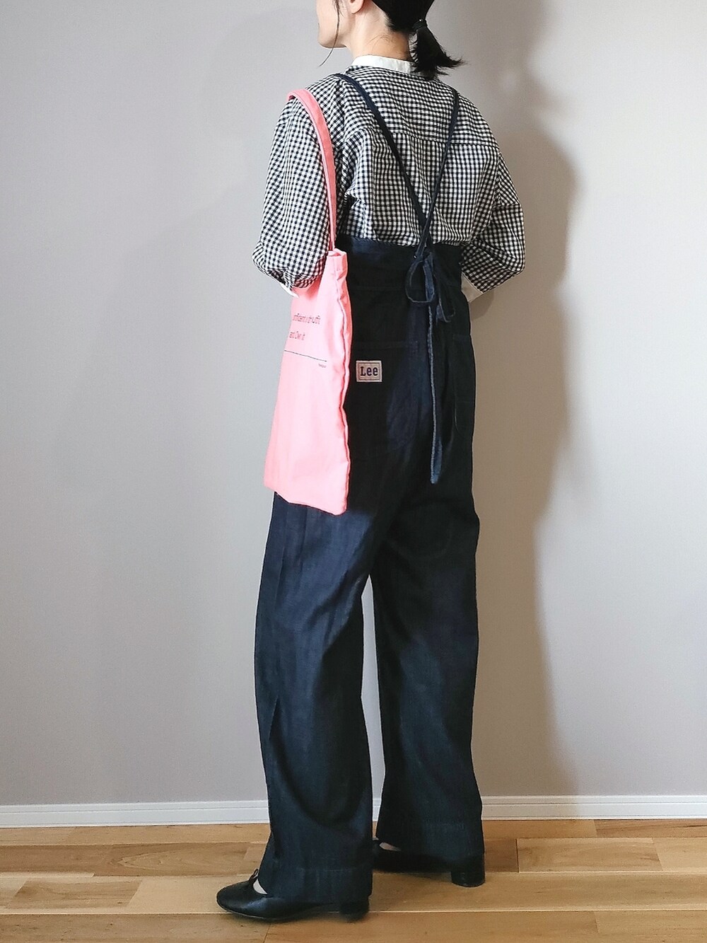 ブルー系のサロペット/オーバーオール、ブラック系のシャツ/ブラウス、ブラック系のバレエシューズを着用したレディースの夏コーディネートの4枚目の写真