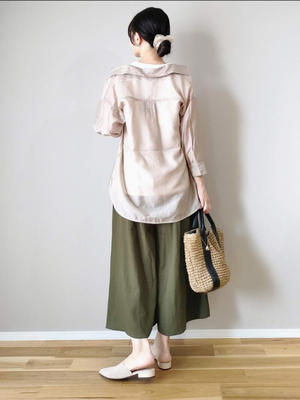 ベージュ系のシャツ/ブラウス、グリーン系のその他パンツ、ブラック系のショルダーバッグを着用したレディースの夏コーディネートの5枚目の写真