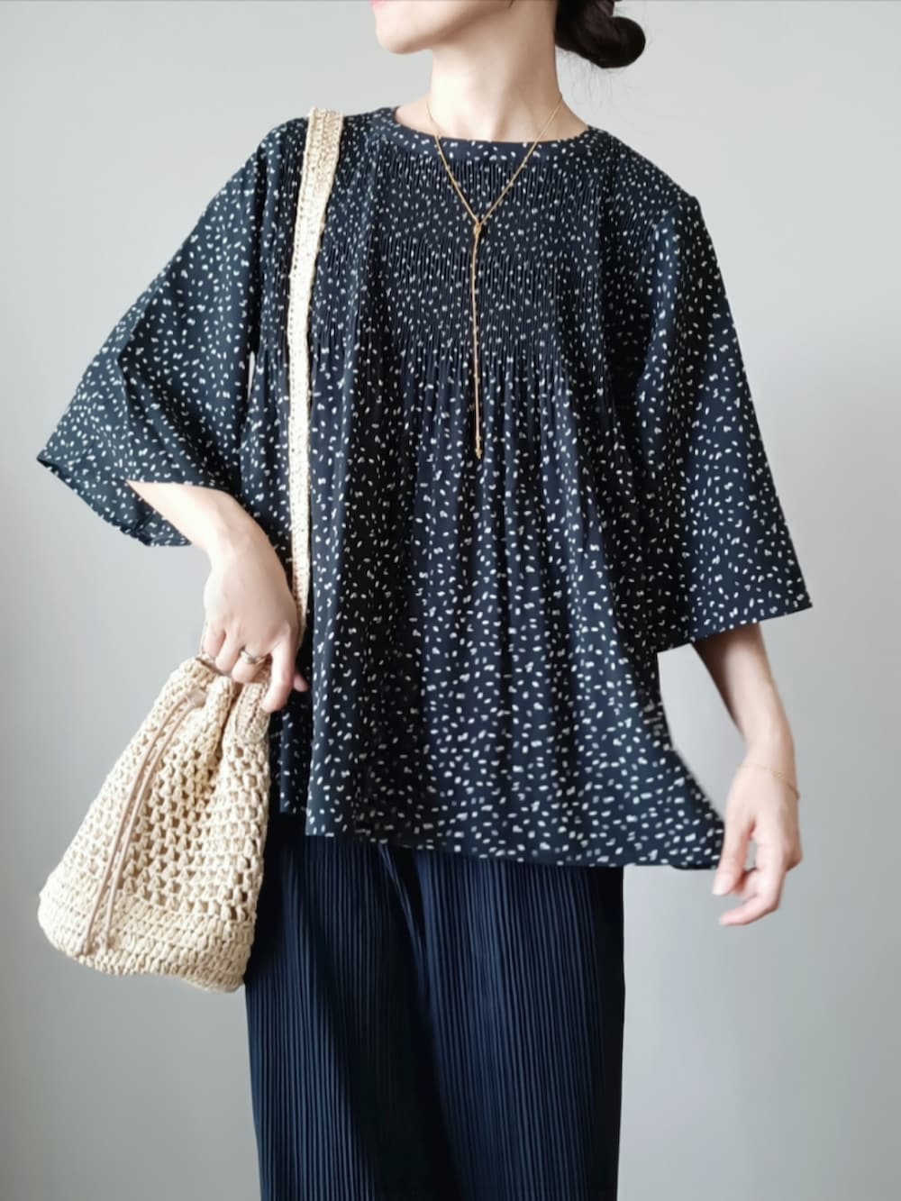 ブルー系のその他パンツ、ベージュ系のバッグ、ブラック系のシャツ/ブラウスを着用したレディースの夏コーディネートの2枚目の写真