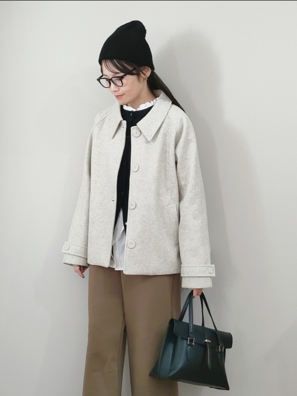 ベージュ系のジャケット/アウター、ホワイト系のシャツ/ブラウス、ブラウン系のスウェットパンツを着用したレディースの冬コーディネートの3枚目の写真