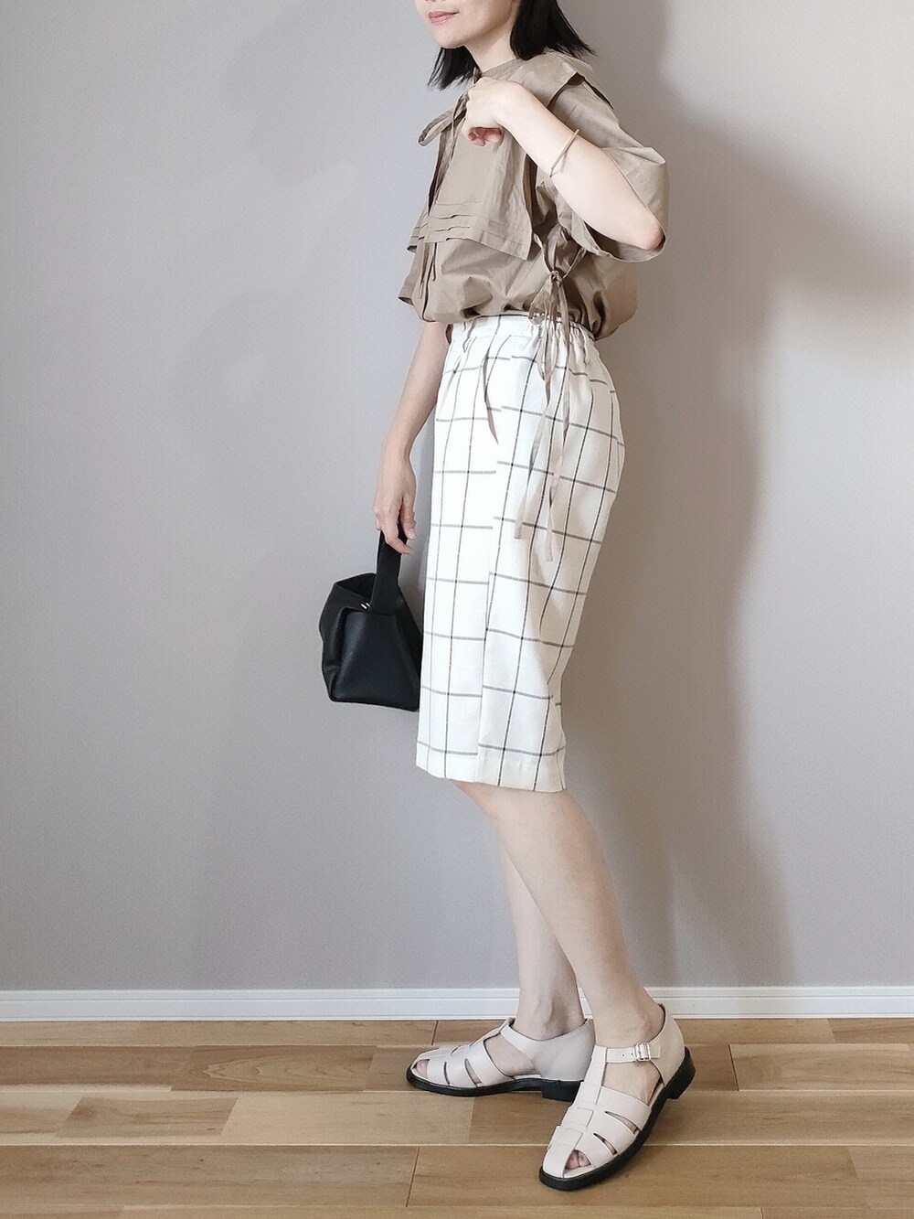 ブラウン系のシャツ/ブラウス、ホワイト系のサンダル、ホワイト系のその他パンツを着用したレディースの夏コーディネートの3枚目の写真