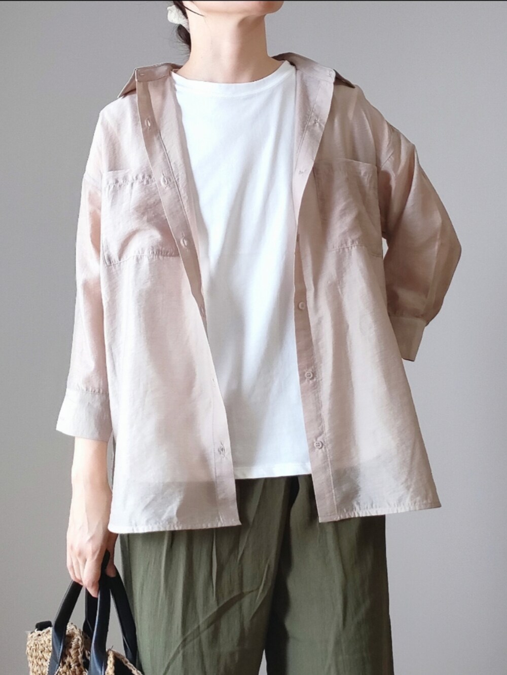 ベージュ系のシャツ/ブラウス、グリーン系のその他パンツ、ブラック系のショルダーバッグを着用したレディースの夏コーディネートの2枚目の写真