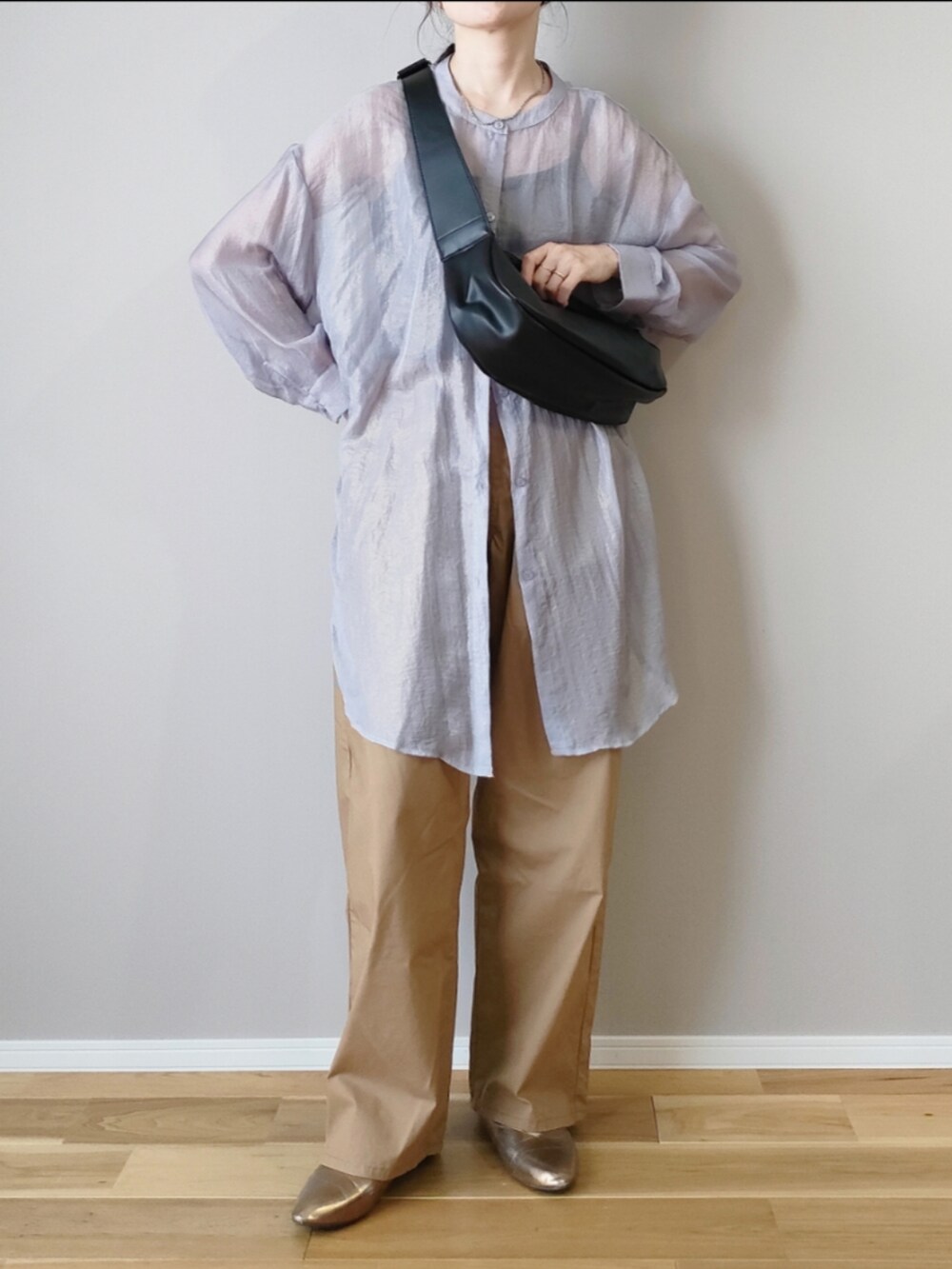 ブラック系のショルダーバッグ、ベージュ系のその他パンツ、ゴールド系のその他シューズを着用したレディースの秋コーディネートの2枚目の写真