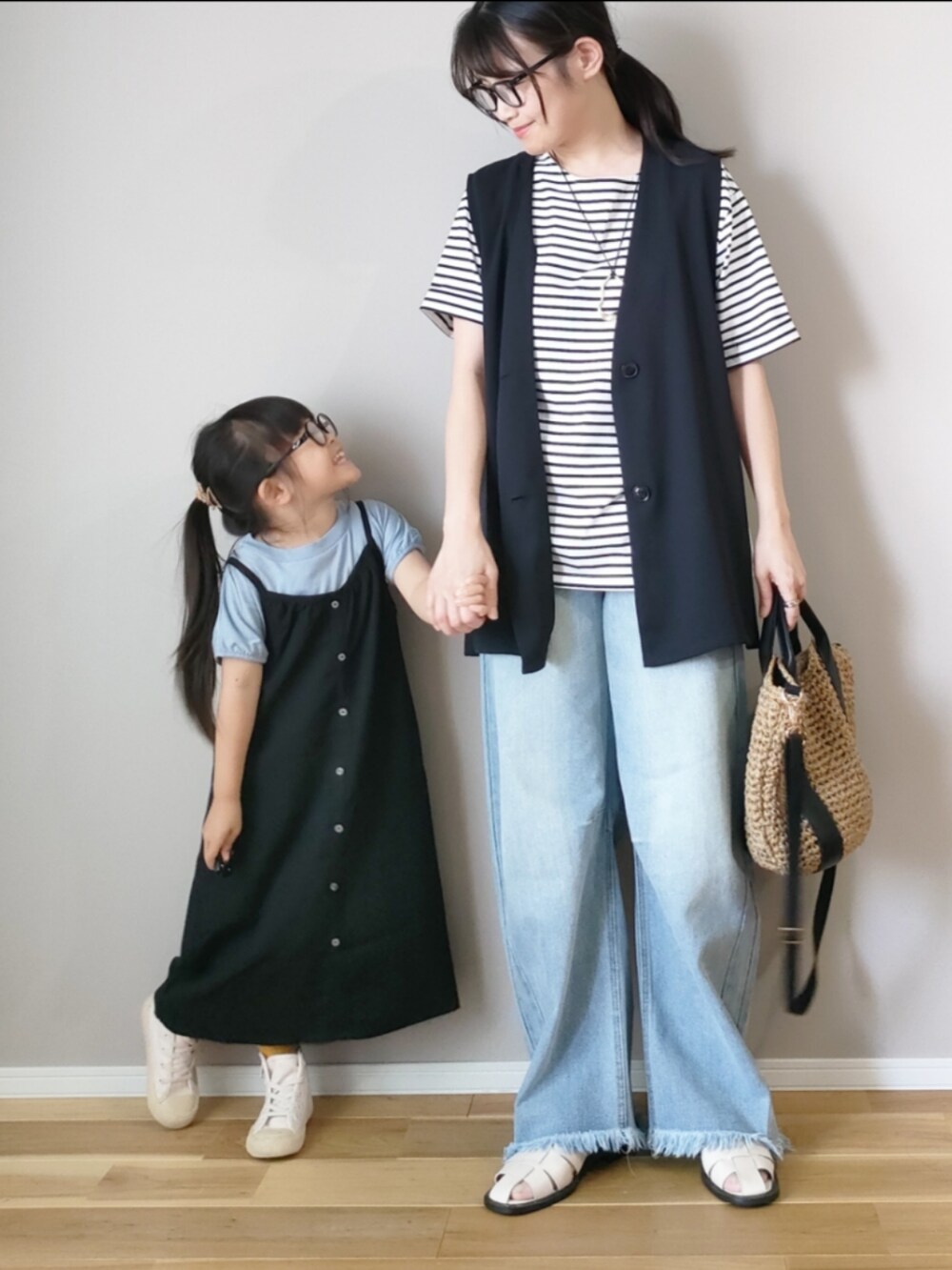 ブラック系のワンピース、ホワイト系のTシャツ/カットソー、ブラック系のベストを着用したレディースの夏コーディネートの2枚目の写真