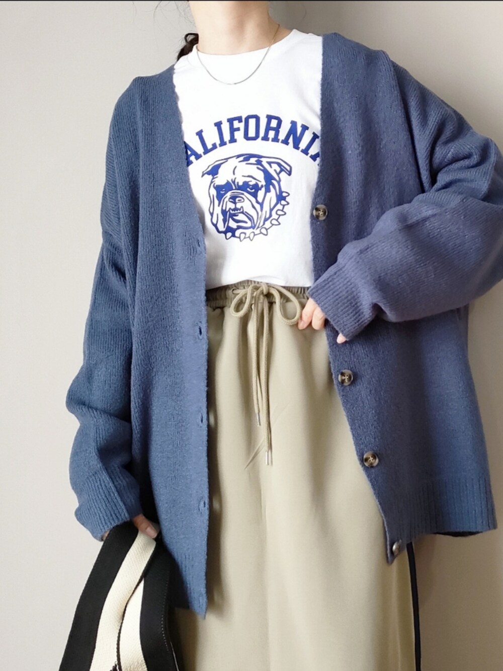 ホワイト系のTシャツ/カットソー、ブルー系のカーディガン/ボレロ、ブルー系のスカートを着用したレディースの夏コーディネートの2枚目の写真