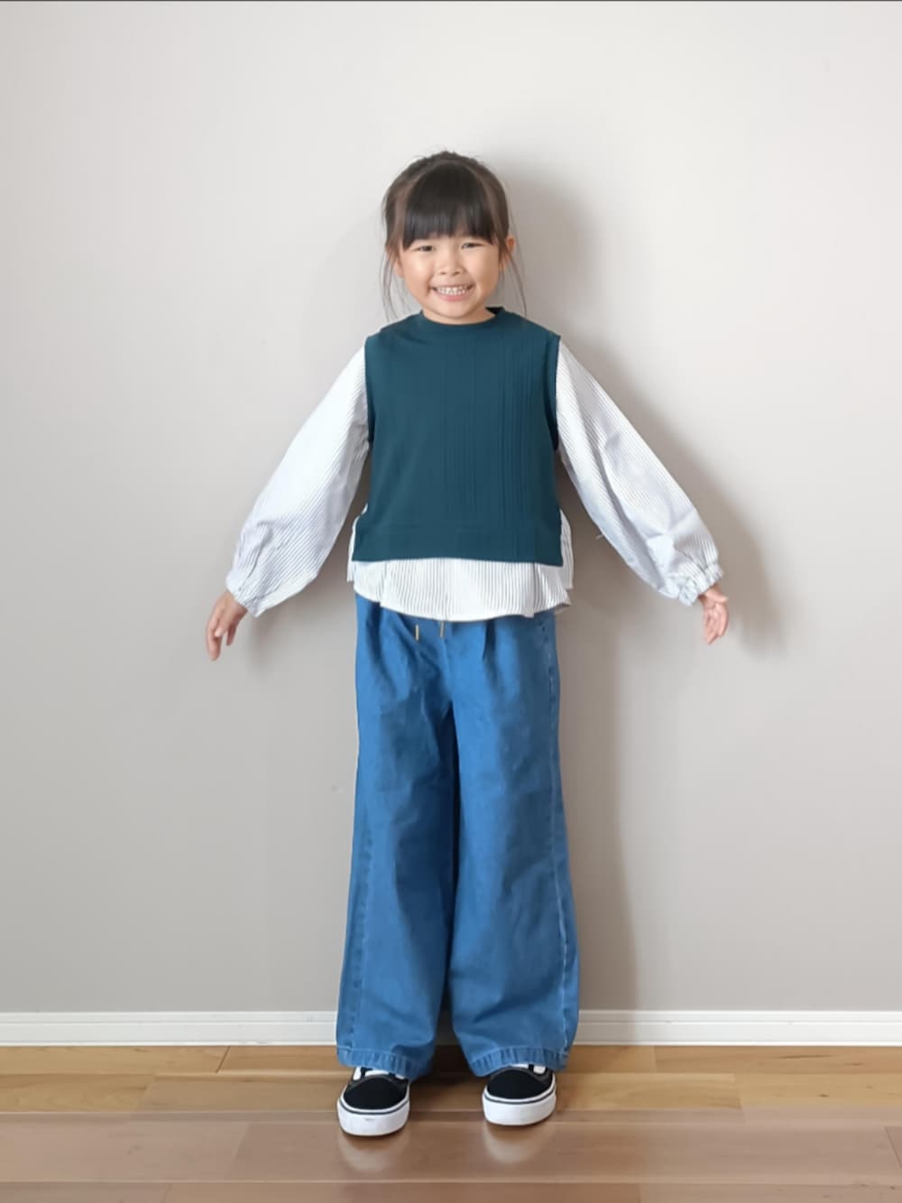 ブラウン系のブルゾン、グリーン系のシャツ/ブラウス、ブルー系のその他パンツを着用したレディースの秋コーディネートの3枚目の写真