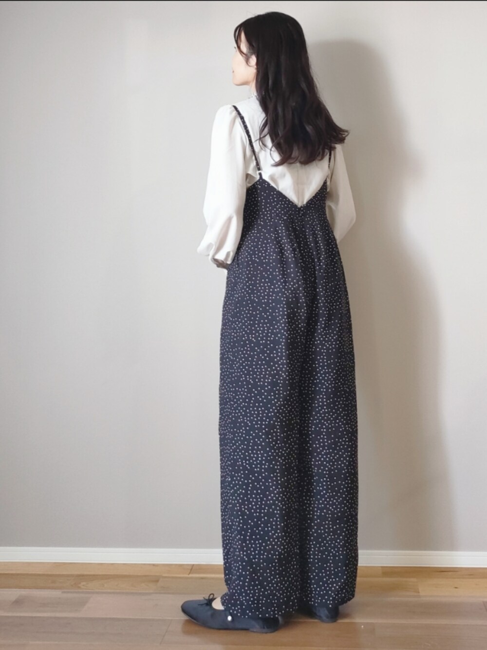 ホワイト系のシャツ/ブラウス、ブラック系のバレエシューズ、ブラック系のサロペット/オーバーオールを着用したレディースの秋コーディネートの3枚目の写真