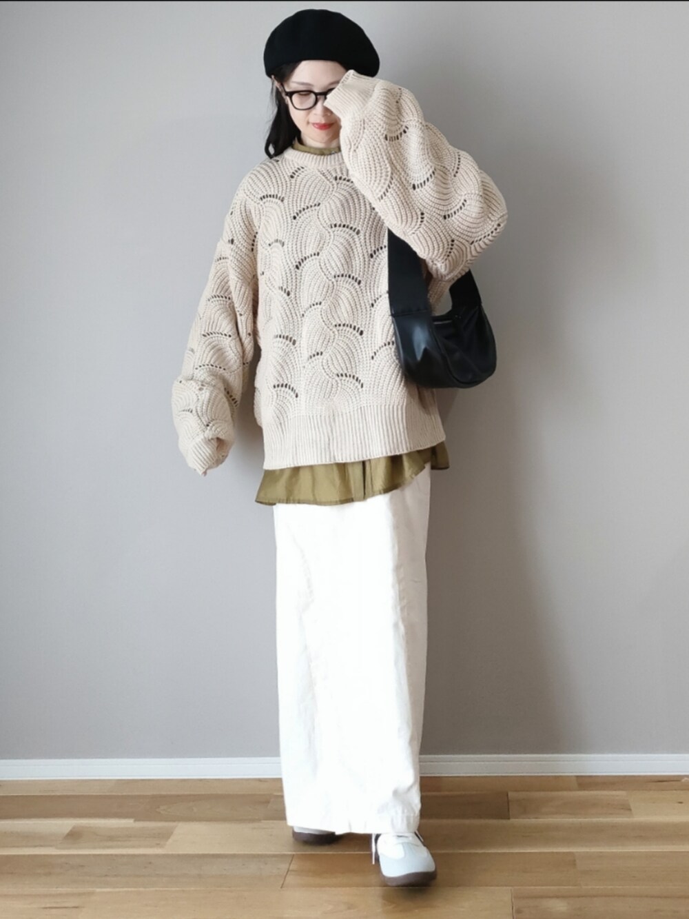 ホワイト系のニット/セーター、ブラック系のショルダーバッグ、グレー系のスニーカーを着用したレディースの秋コーディネートの5枚目の写真
