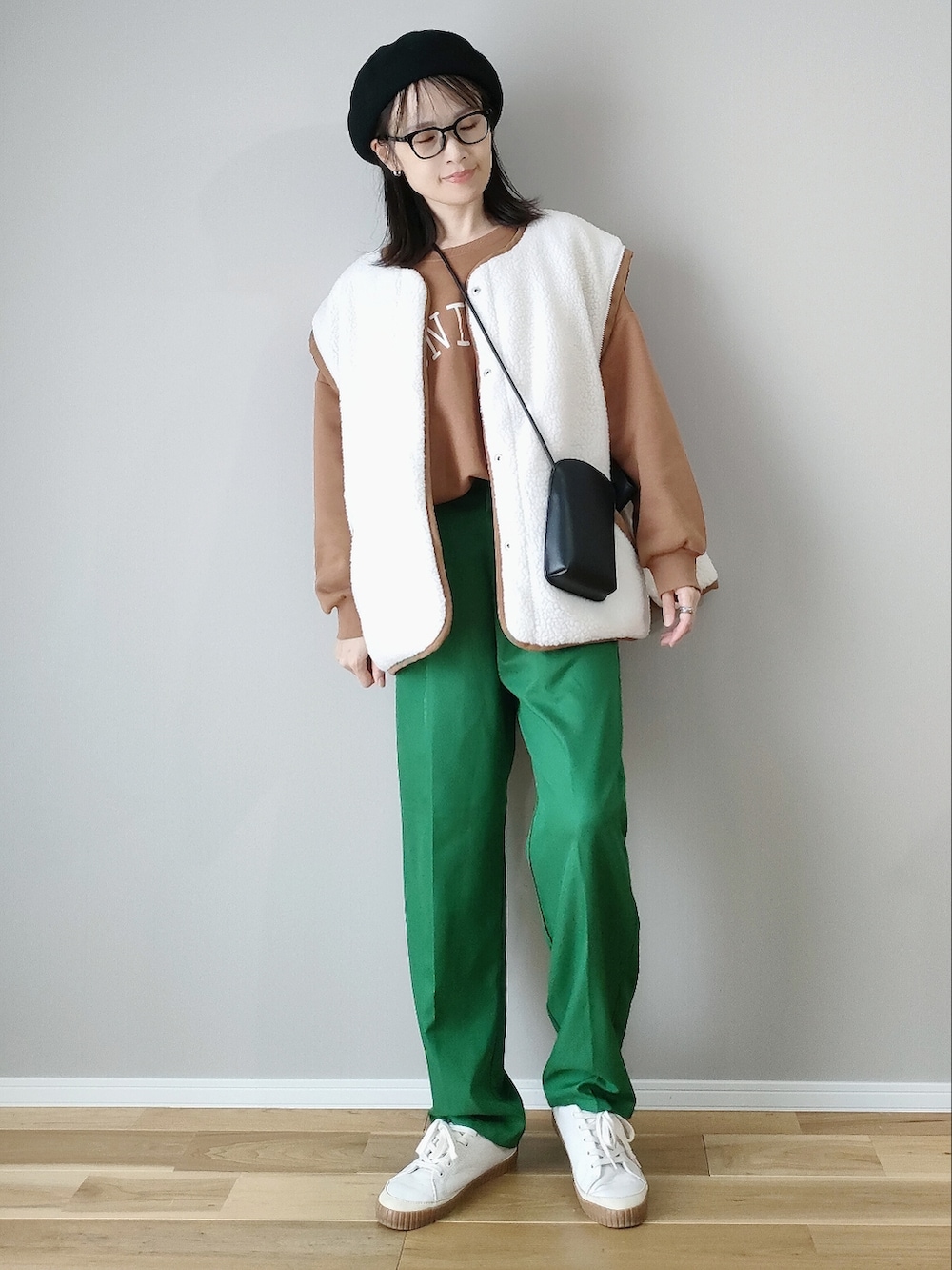 ホワイト系のブルゾン、イエロー系のスウェット、グリーン系のスラックスを着用したレディースの秋コーディネートの2枚目の写真