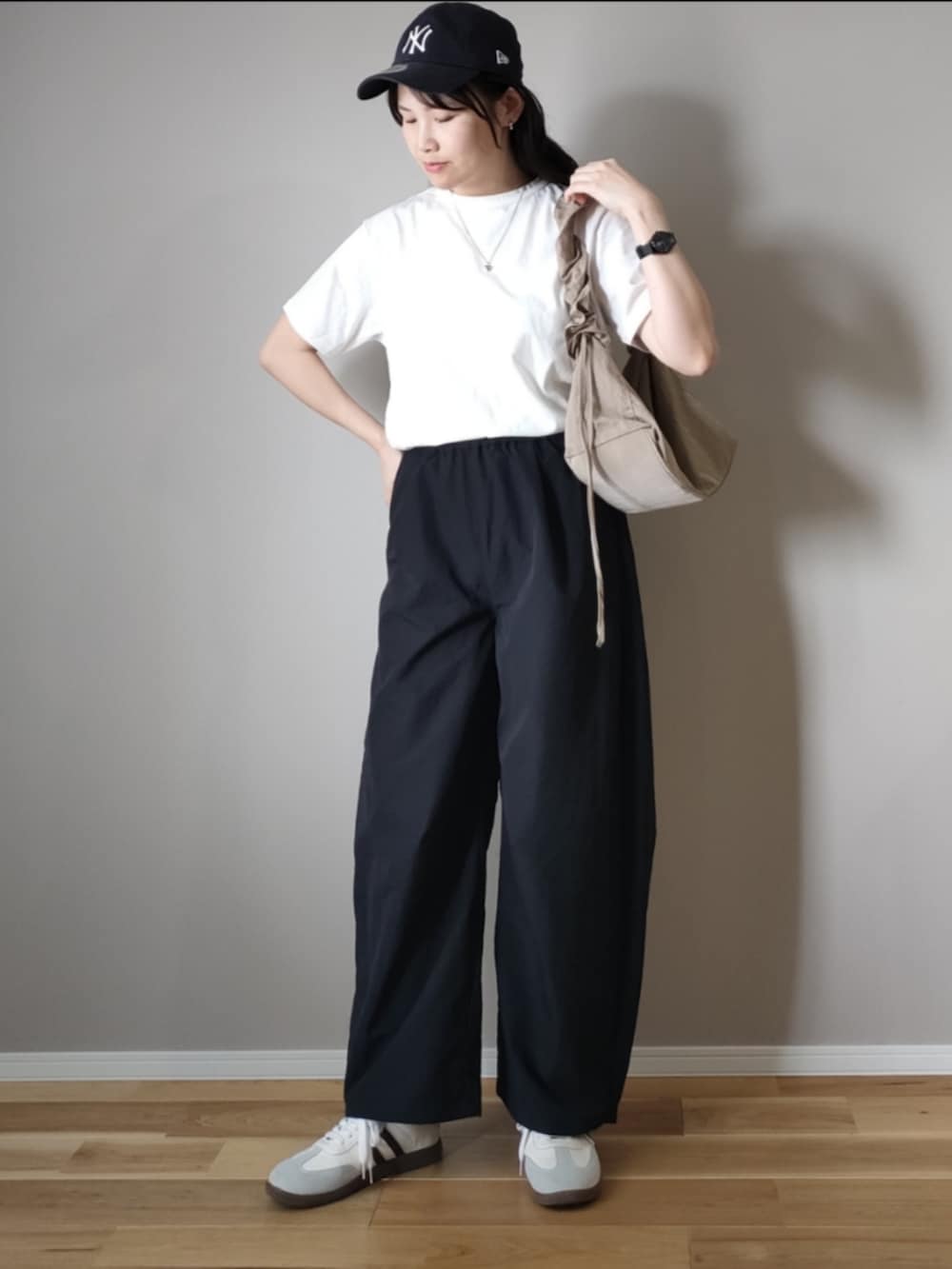 ブラック系のTシャツ/カットソー、ブラック系のカーゴパンツ、ホワイト系の付け襟を着用したレディースの春コーディネートの4枚目の写真