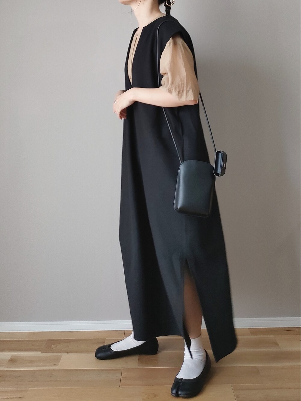 ブラック系のワンピース、ベージュ系のシャツ/ブラウス、ブラック系のショルダーバッグを着用したレディースの秋コーディネートの3枚目の写真