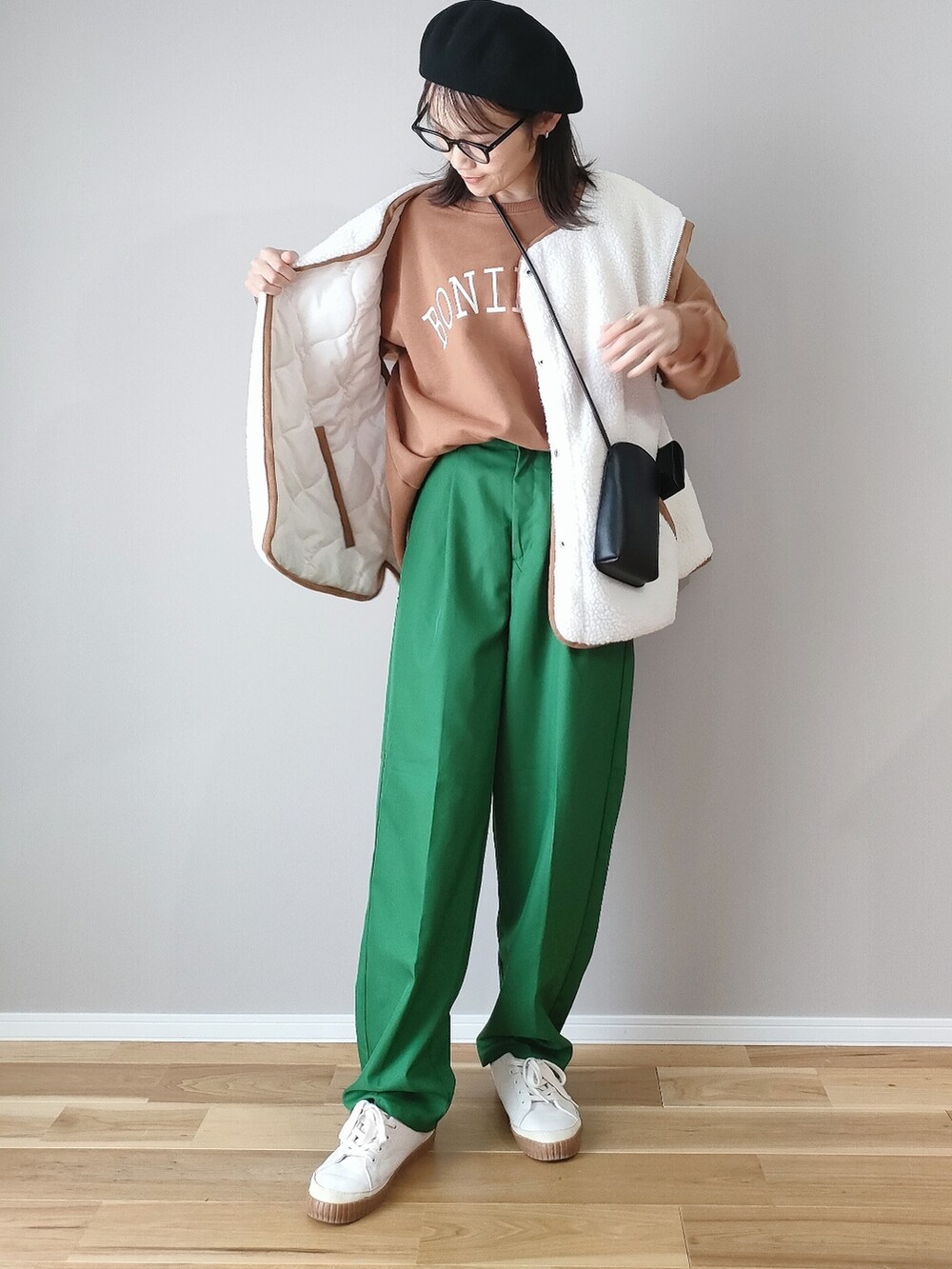 ホワイト系のブルゾン、イエロー系のスウェット、グリーン系のスラックスを着用したレディースの秋コーディネートの3枚目の写真