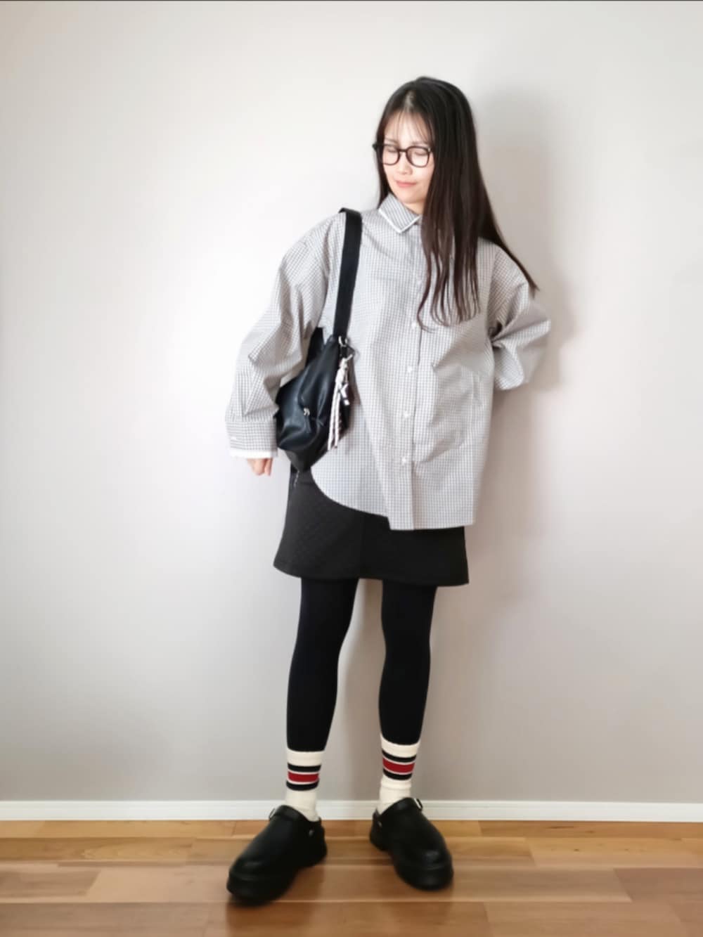 ホワイト系のシャツ/ブラウス、ブラック系のショルダーバッグ、ブラック系のスリッポンを着用したレディースの冬コーディネートの4枚目の写真