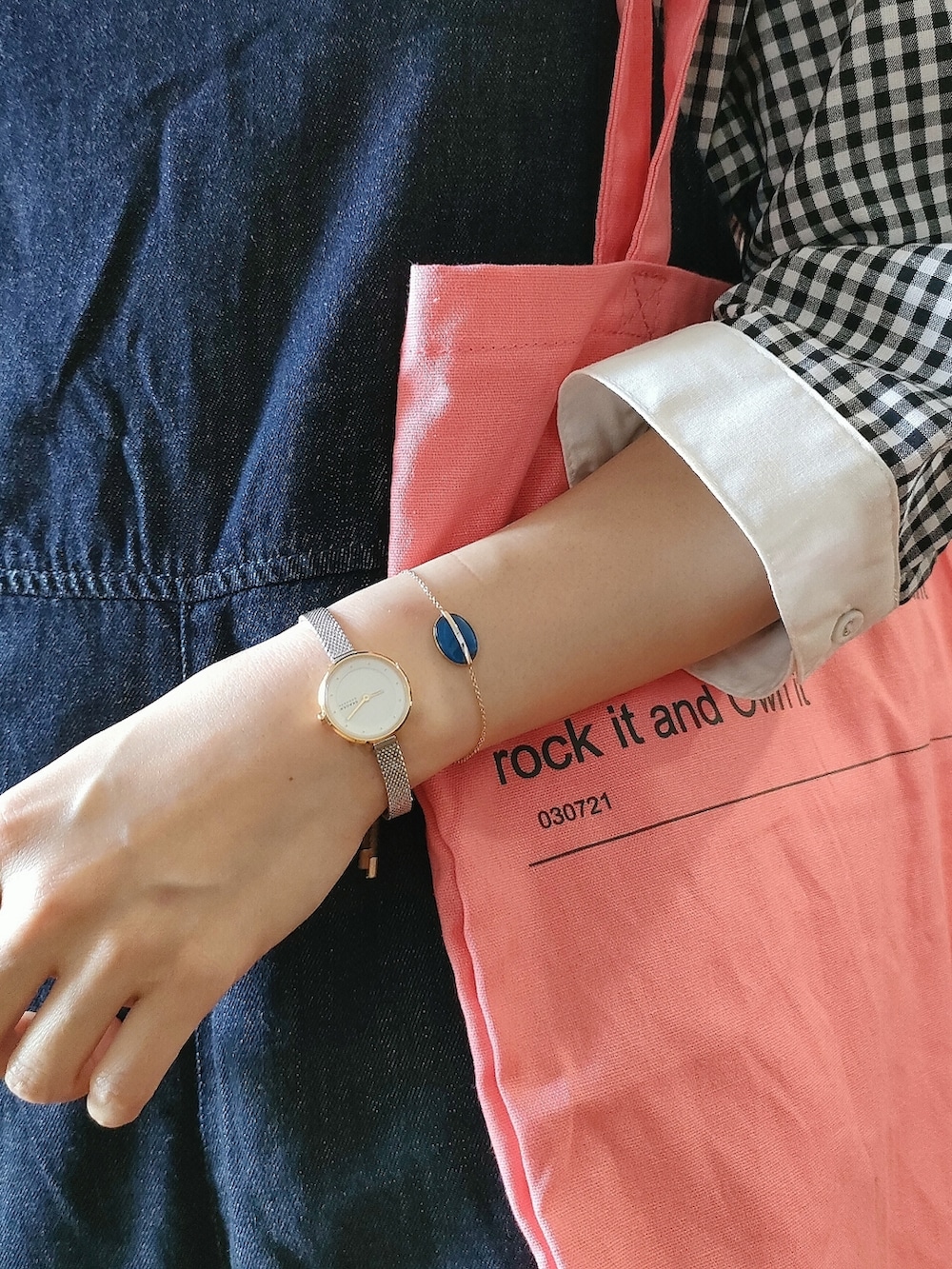 ブルー系のサロペット/オーバーオール、ブラック系のシャツ/ブラウス、ブラック系のバレエシューズを着用したレディースの夏コーディネートの3枚目の写真